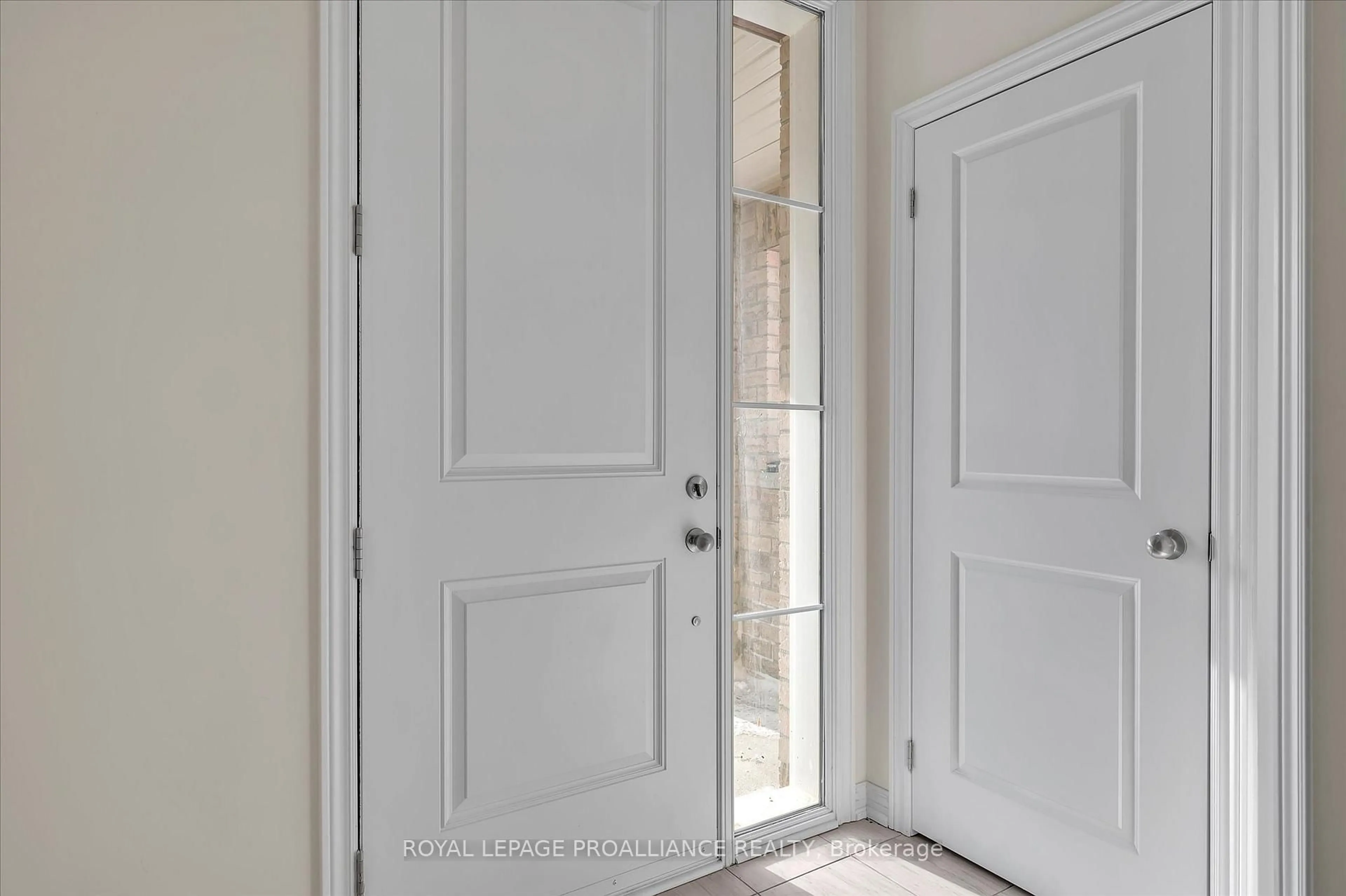 Indoor entryway for 902 Bamford Terr, Peterborough North Ontario K9K 0H4