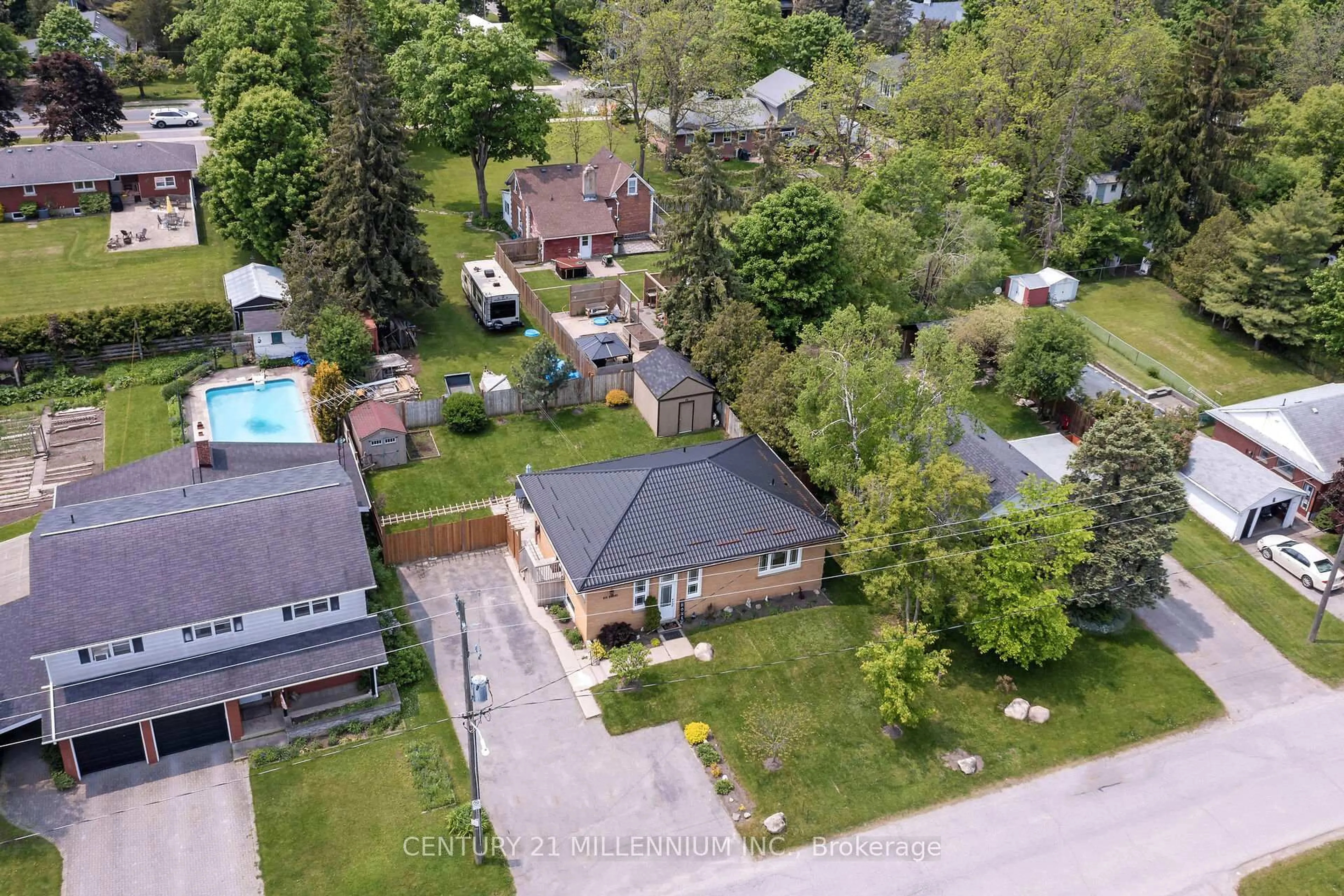 A pic from outside/outdoor area/front of a property/back of a property/a pic from drone, street for 214 Daniel St, Erin Ontario N0B 1T0