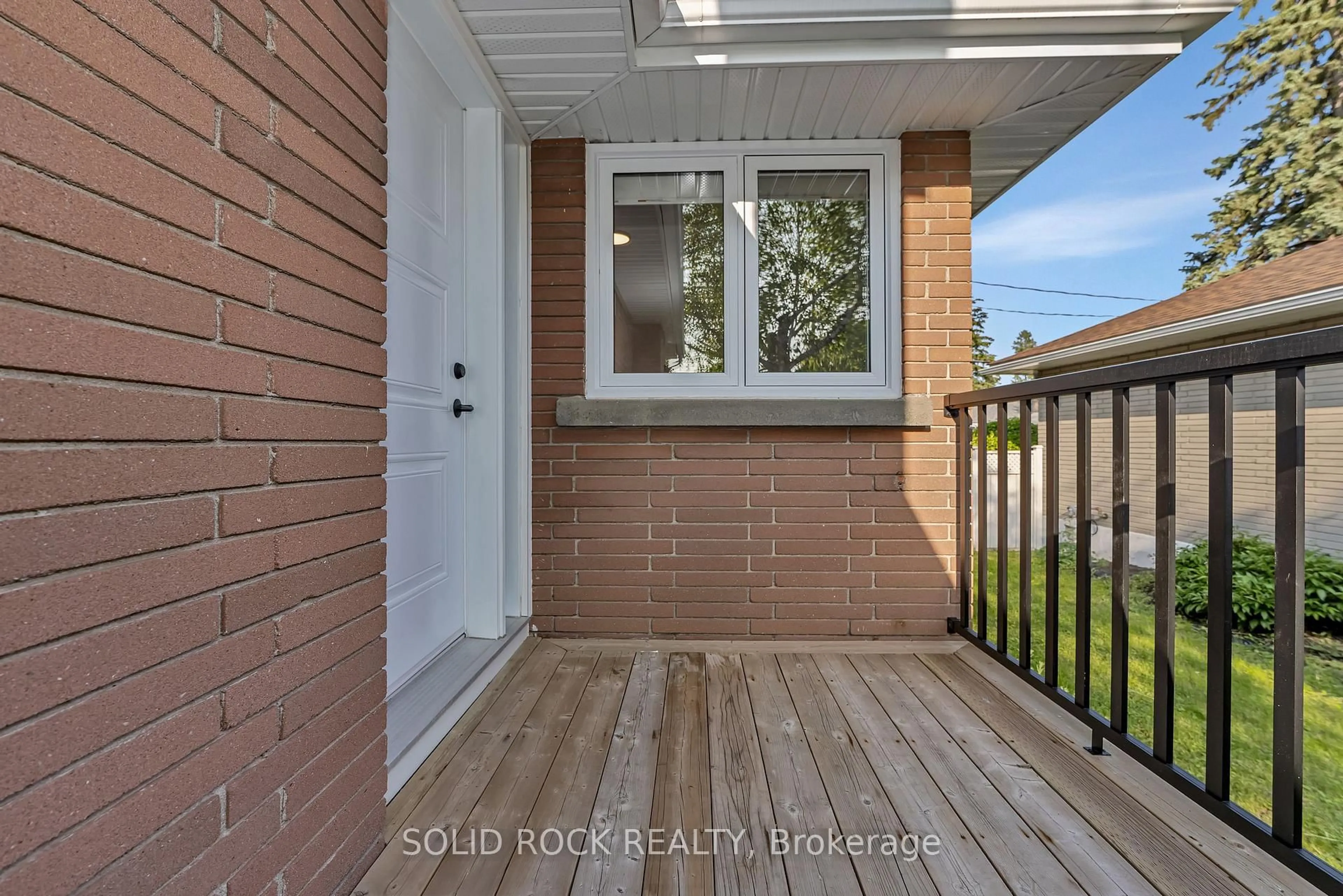 Indoor entryway for 1229 Erindale Dr, Ottawa Ontario K2C 2G2