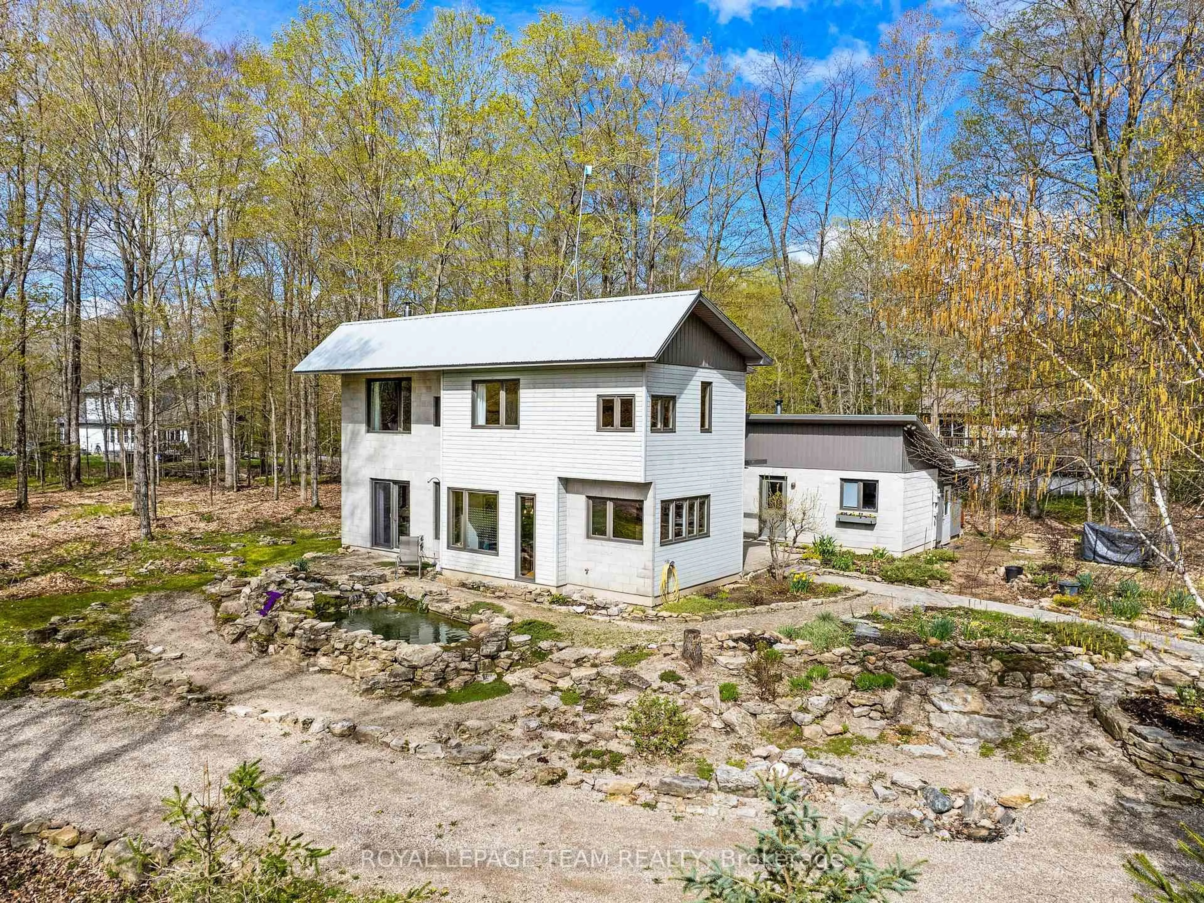 A pic from outside/outdoor area/front of a property/back of a property/a pic from drone, building for 146 Trillium Dr, Perth Ontario K7H 3C5