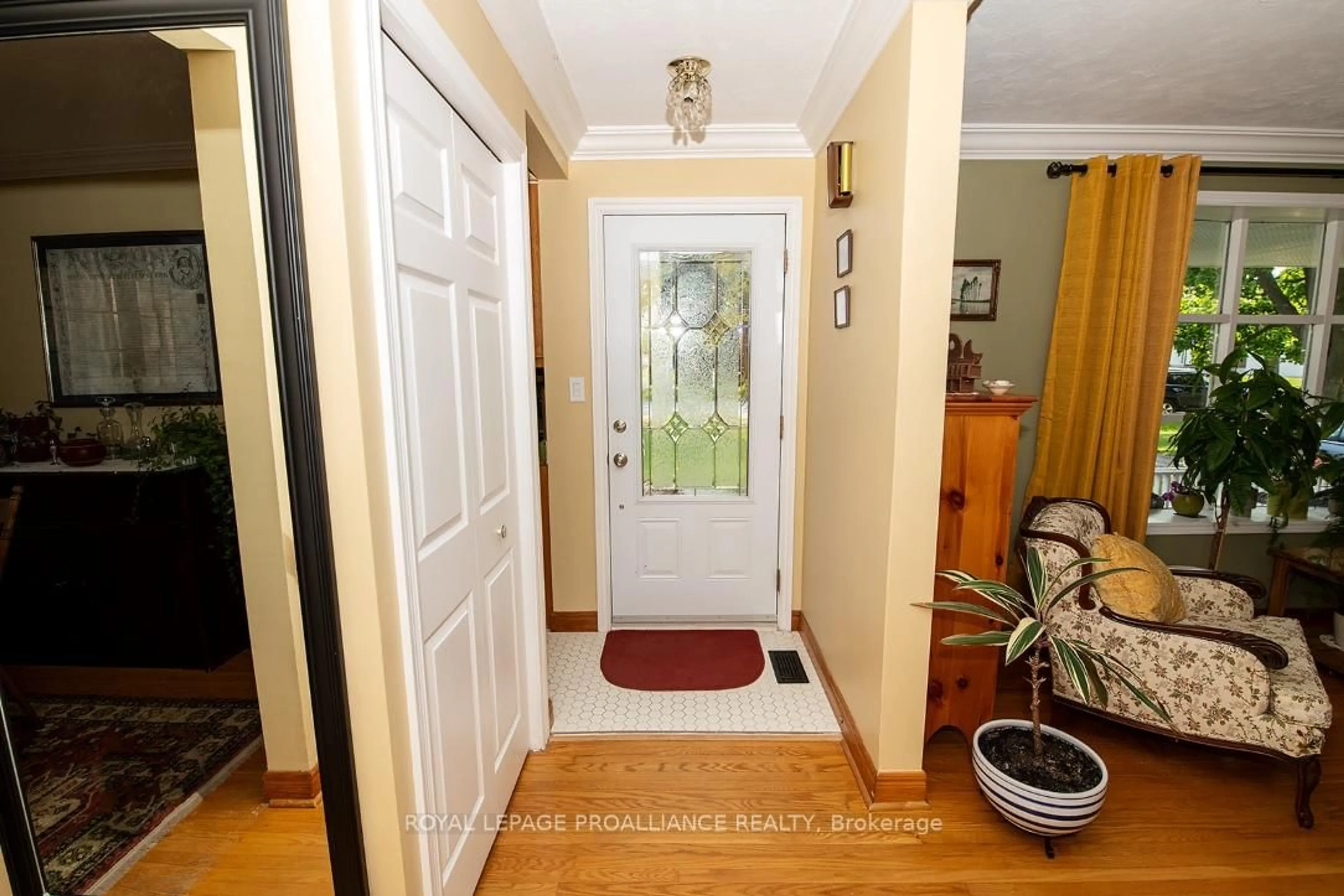 Indoor entryway for 68 Edgehill Rd, Belleville Ontario K8N 2L1