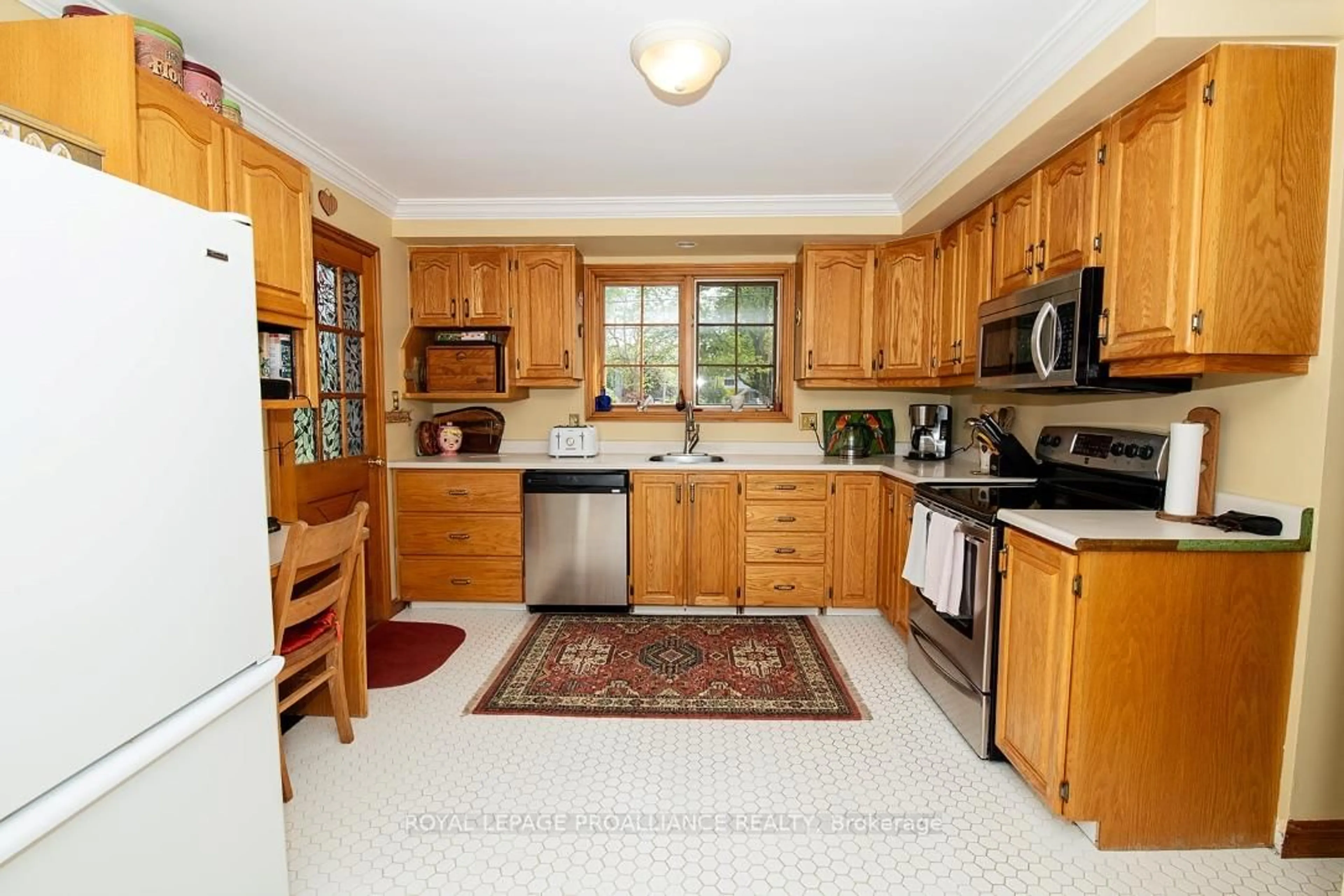Standard kitchen, ceramic/tile floor for 68 Edgehill Rd, Belleville Ontario K8N 2L1