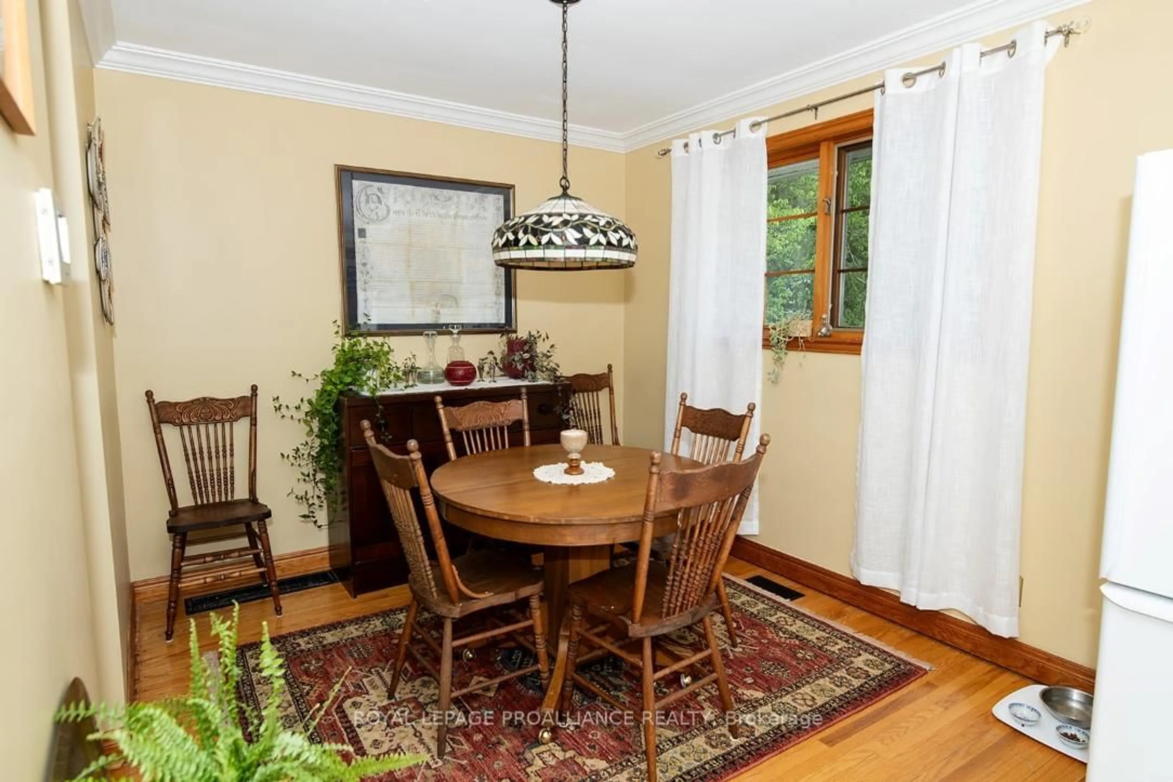 Dining room, wood/laminate floor for 68 Edgehill Rd, Belleville Ontario K8N 2L1