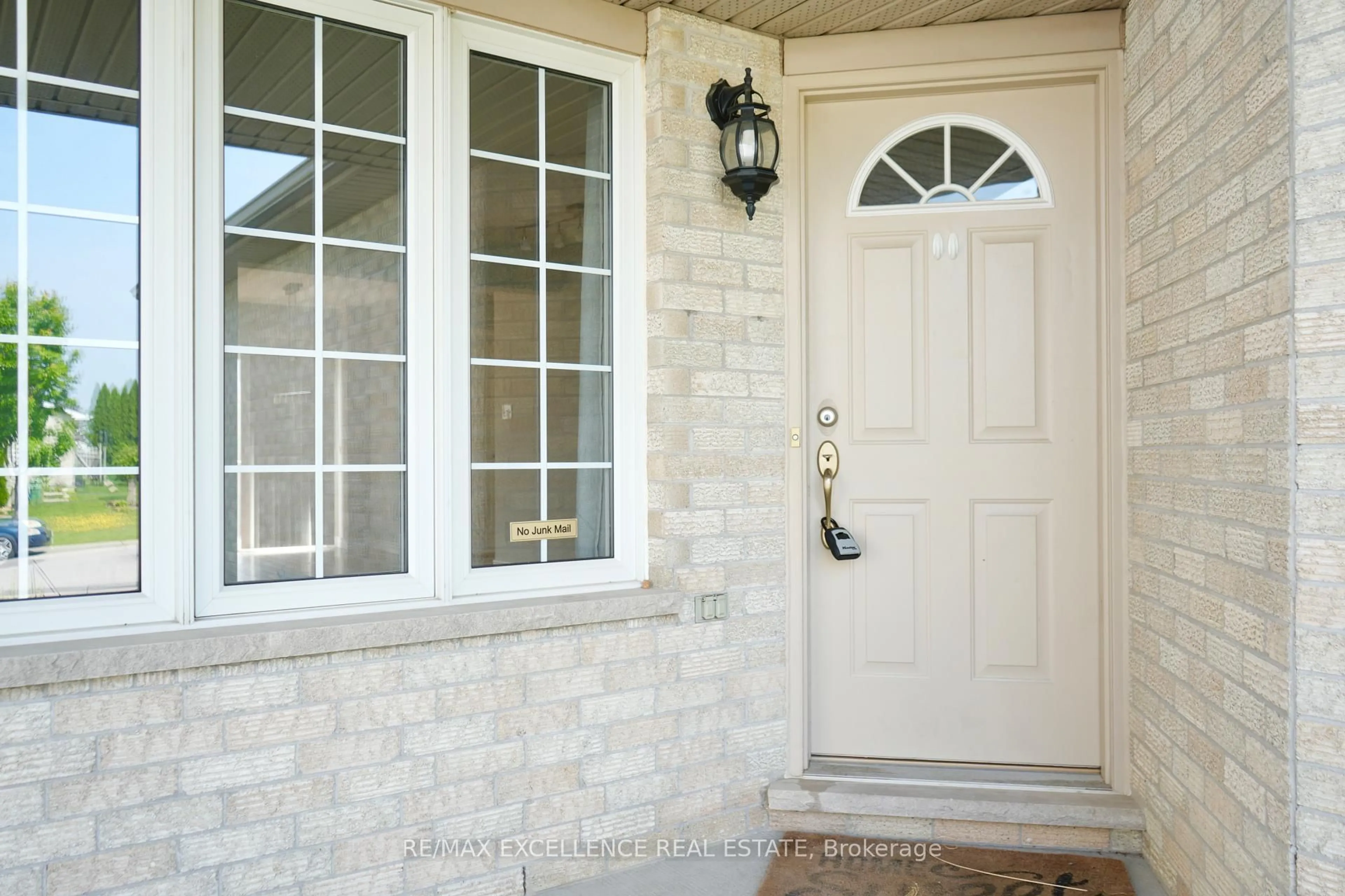 Indoor entryway for 39 PHAIR Cres, London South Ontario N5Z 5B5