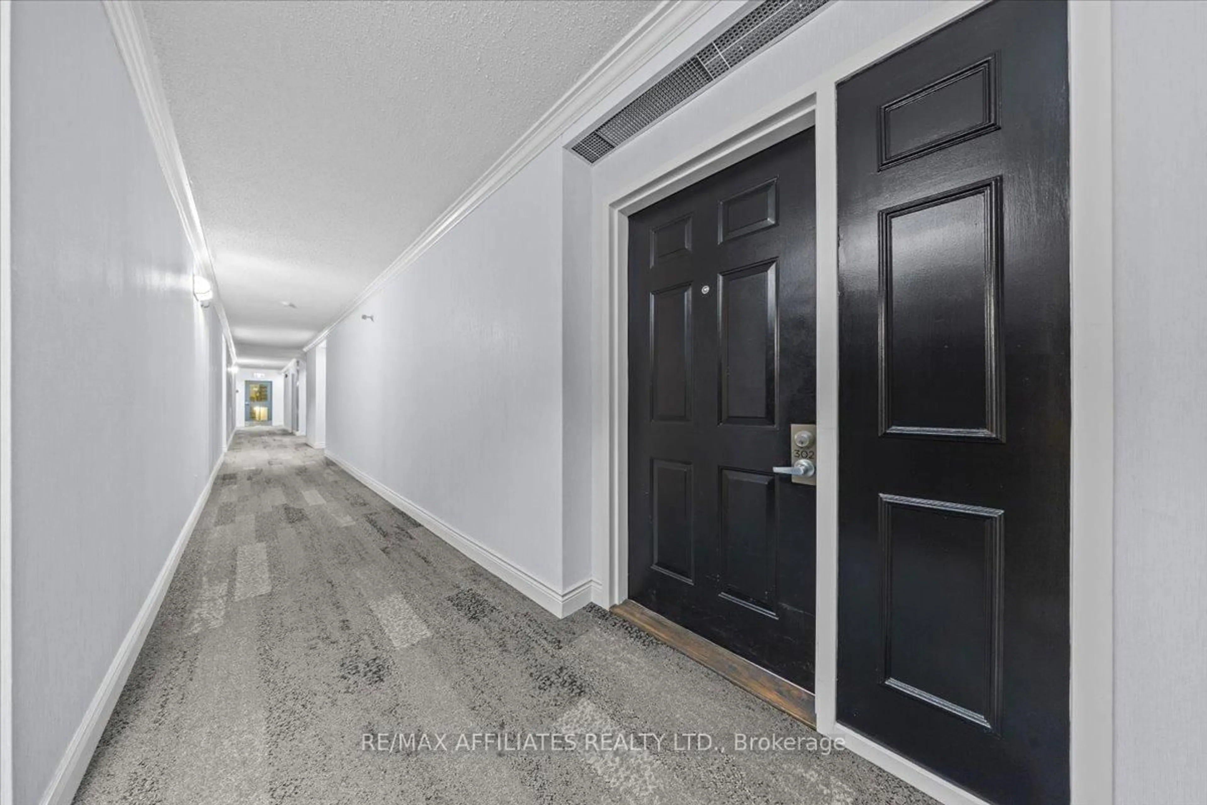 Indoor foyer for 45 Argyle Ave #302, Ottawa Ontario K2P 1B3