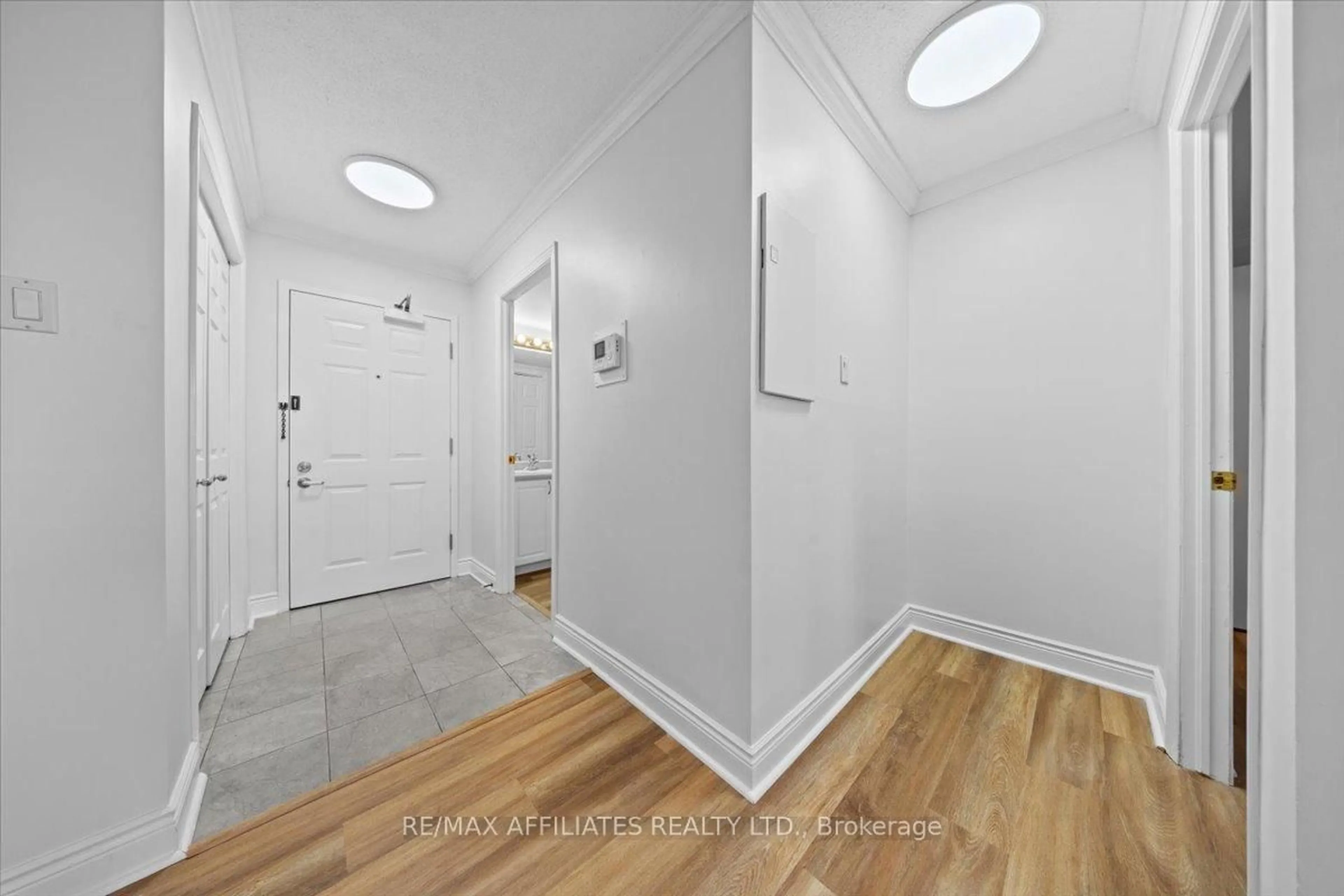 Indoor entryway for 45 Argyle Ave #302, Ottawa Ontario K2P 1B3