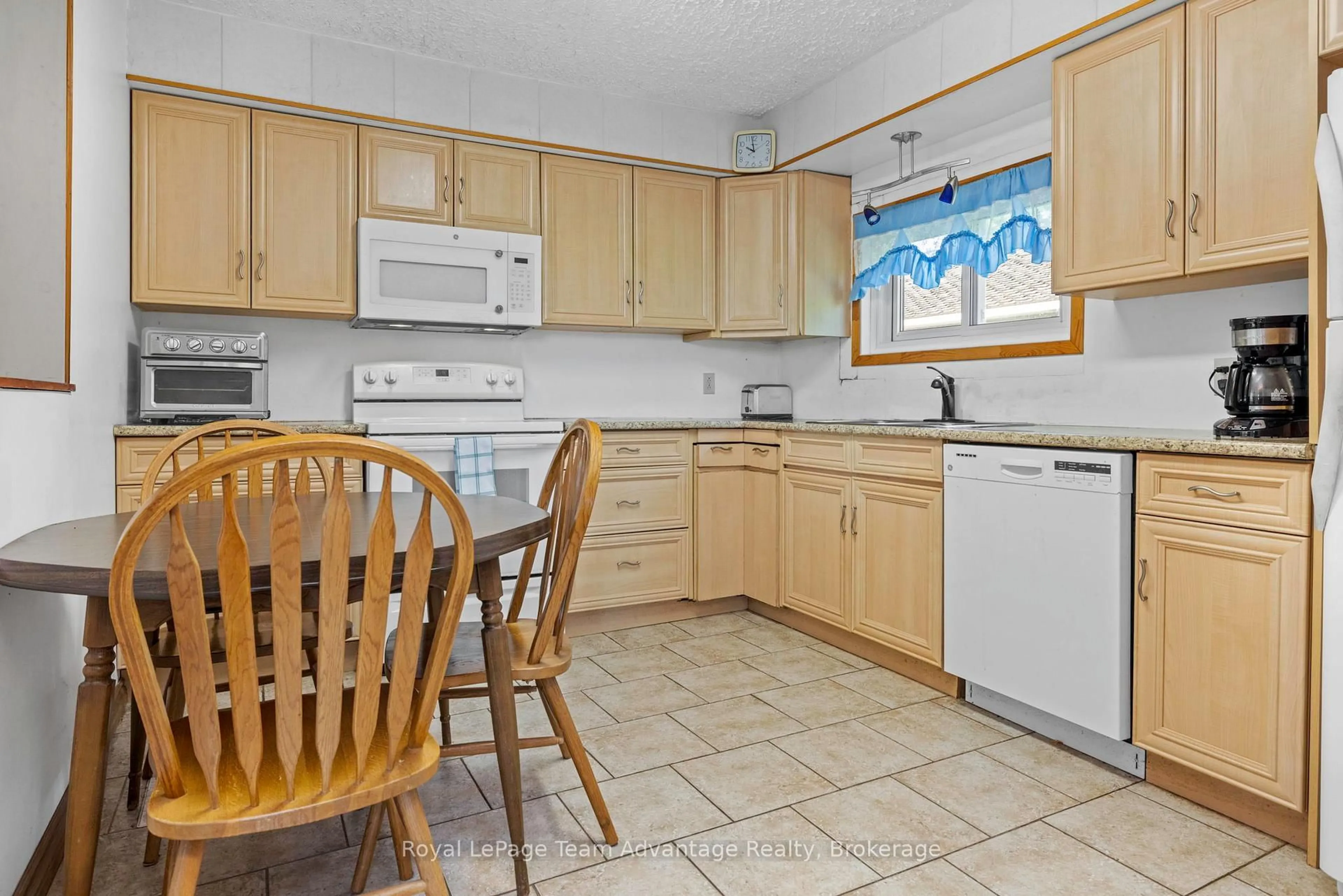 Standard kitchen, unknown for 395 High St, Georgian Bay Ontario P0C 1H0