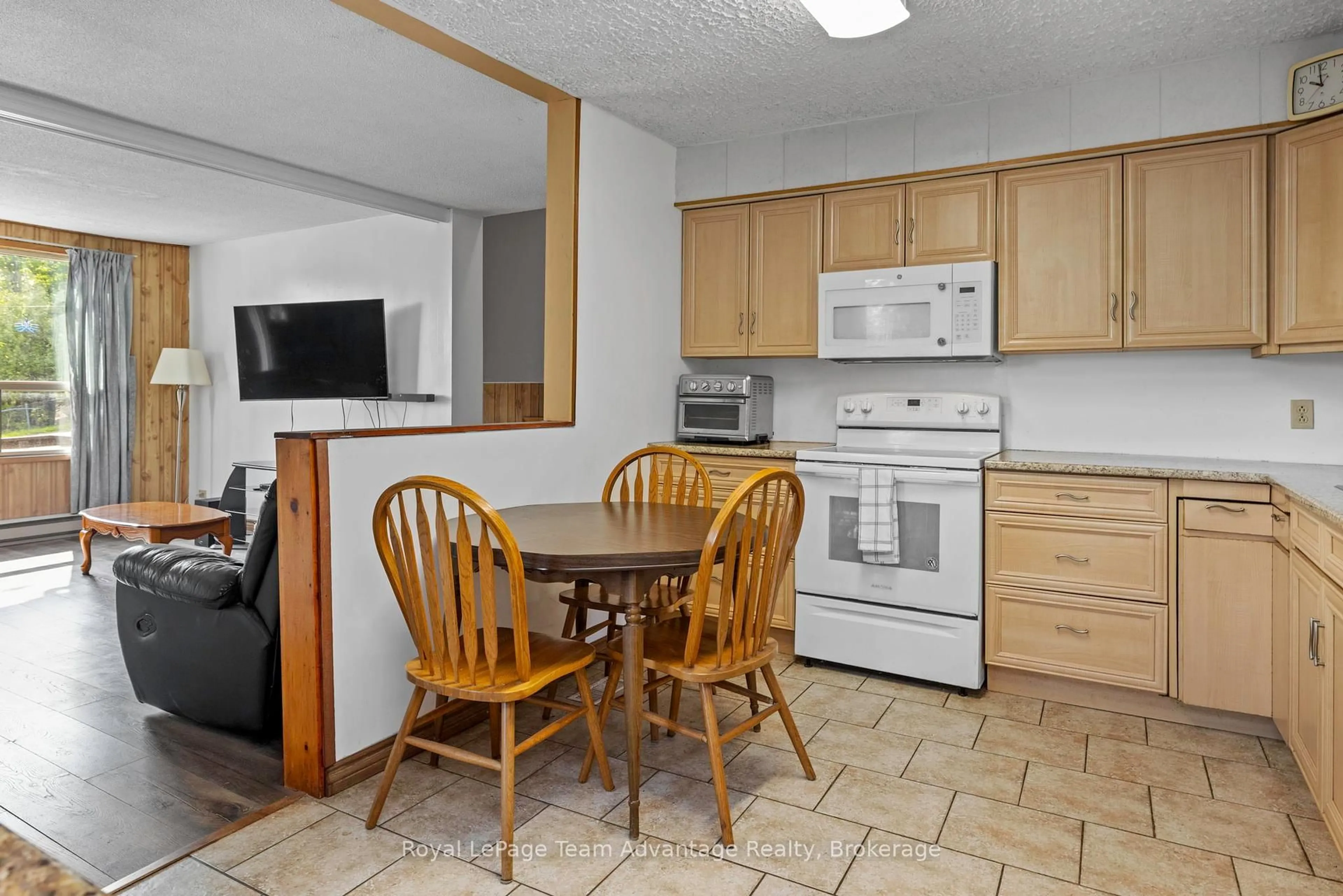 Standard kitchen, unknown for 395 High St, Georgian Bay Ontario P0C 1H0