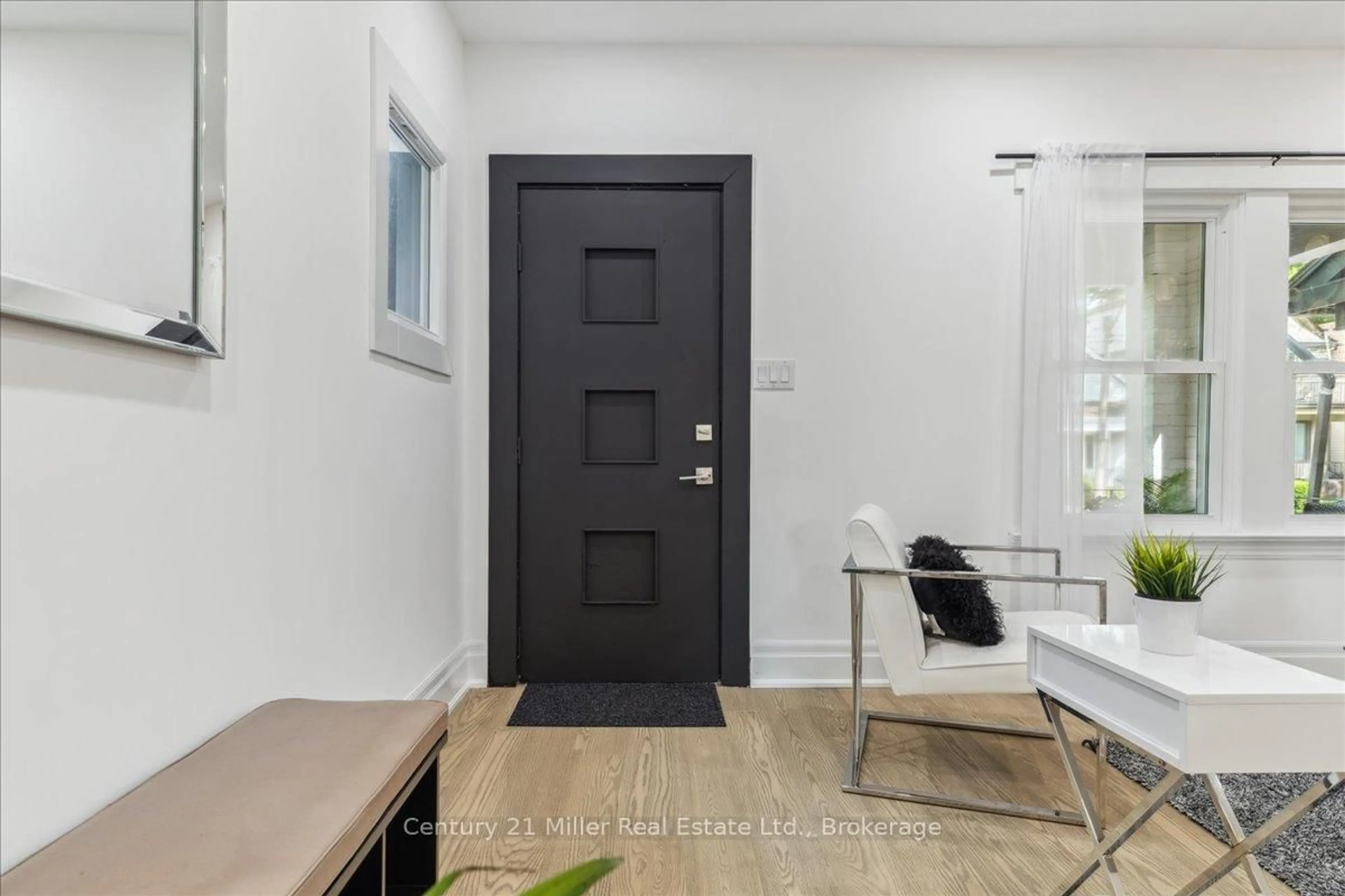 Indoor entryway for 237 Balmoral Ave, Hamilton Ontario L8L 7S1