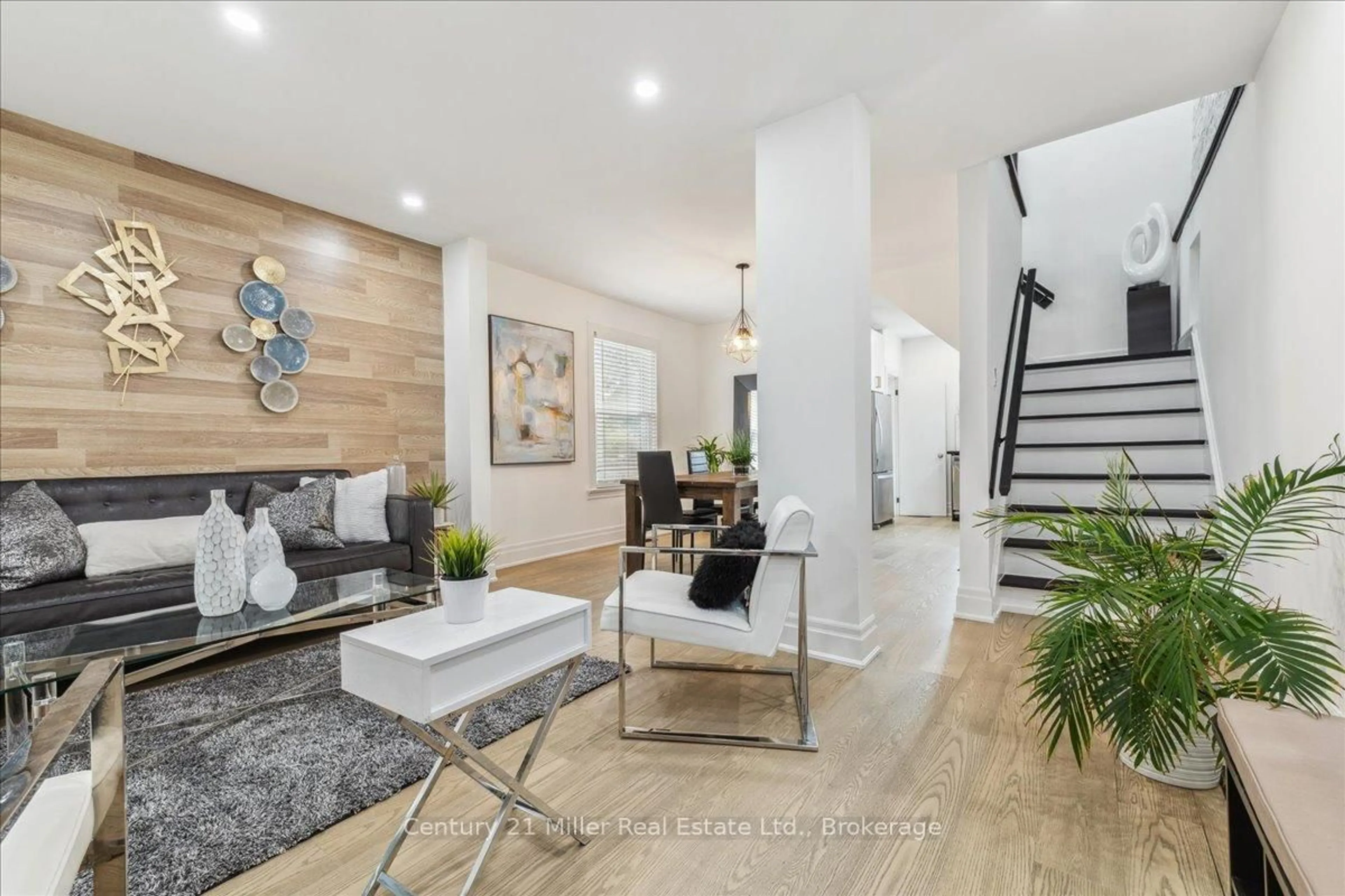 Indoor entryway for 237 Balmoral Ave, Hamilton Ontario L8L 7S1