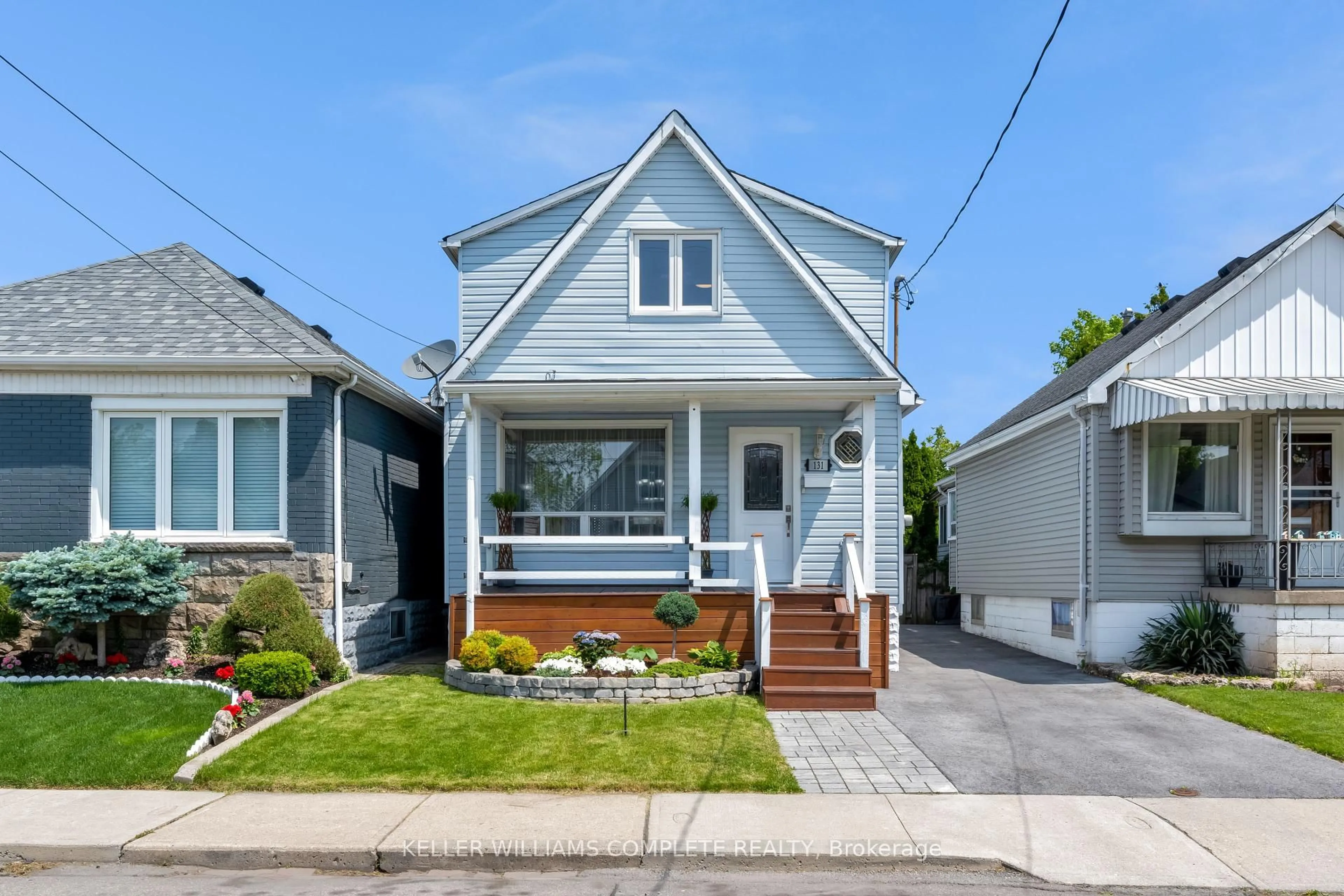 Home with vinyl exterior material, street for 131 Albany Ave, Hamilton Ontario L8H 2H7