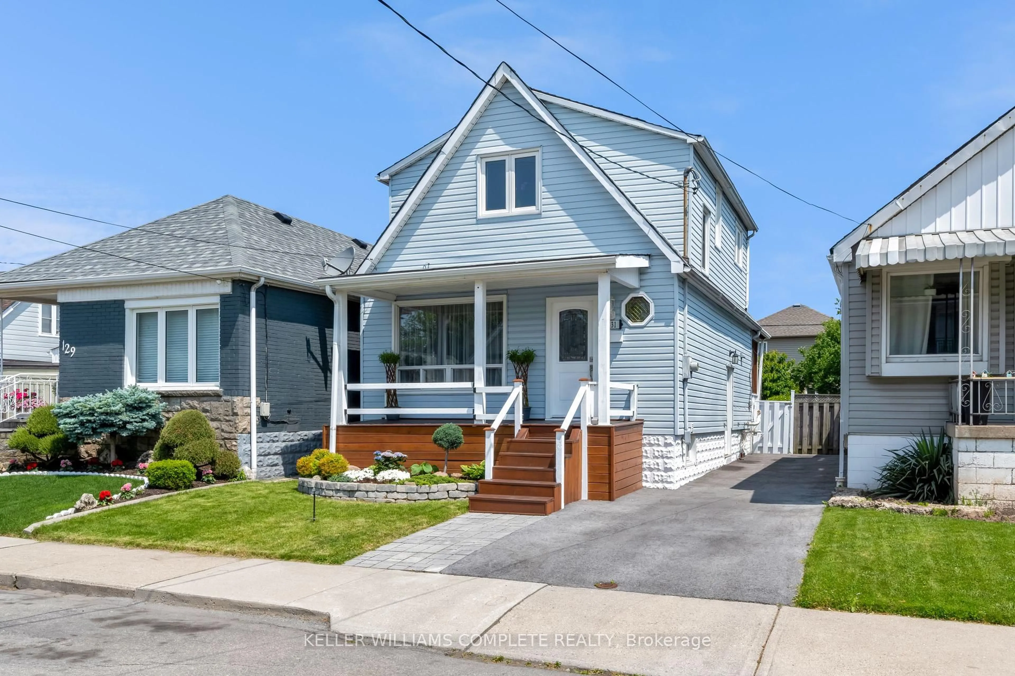 Home with vinyl exterior material, street for 131 Albany Ave, Hamilton Ontario L8H 2H7