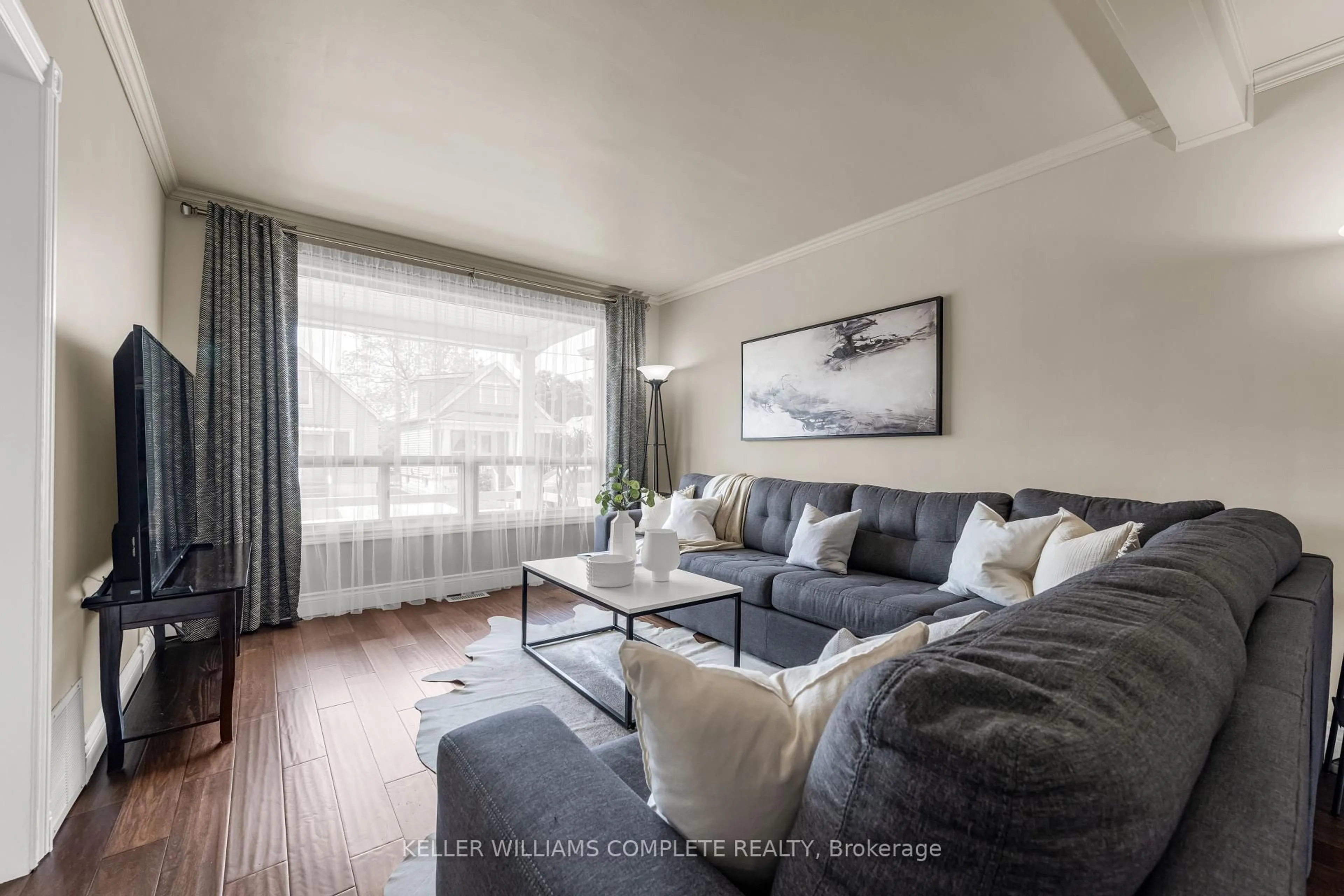Living room with furniture, wood/laminate floor for 131 Albany Ave, Hamilton Ontario L8H 2H7