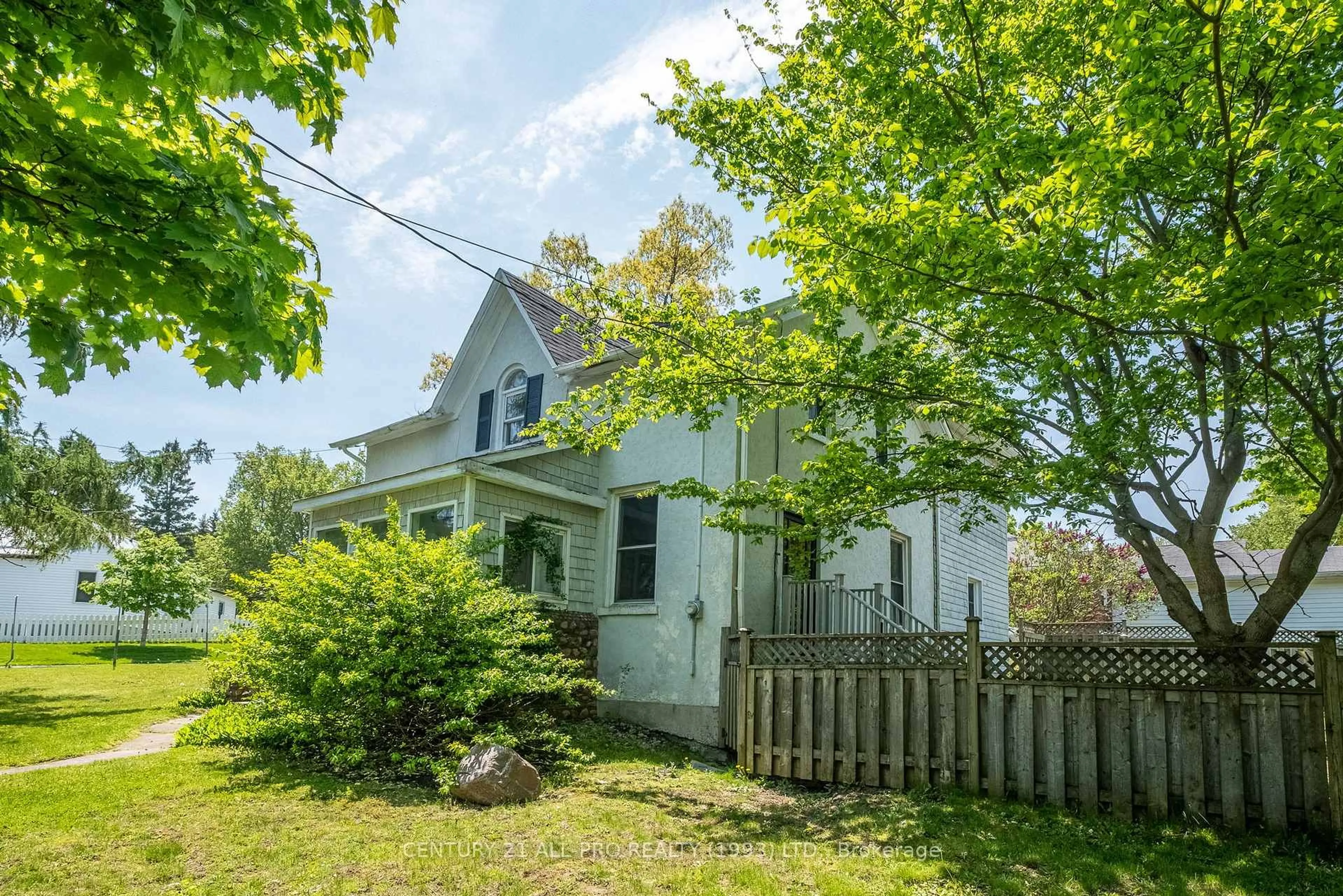 A pic from outside/outdoor area/front of a property/back of a property/a pic from drone, street for 113 Tremaine St, Cobourg Ontario K9A 2Z2