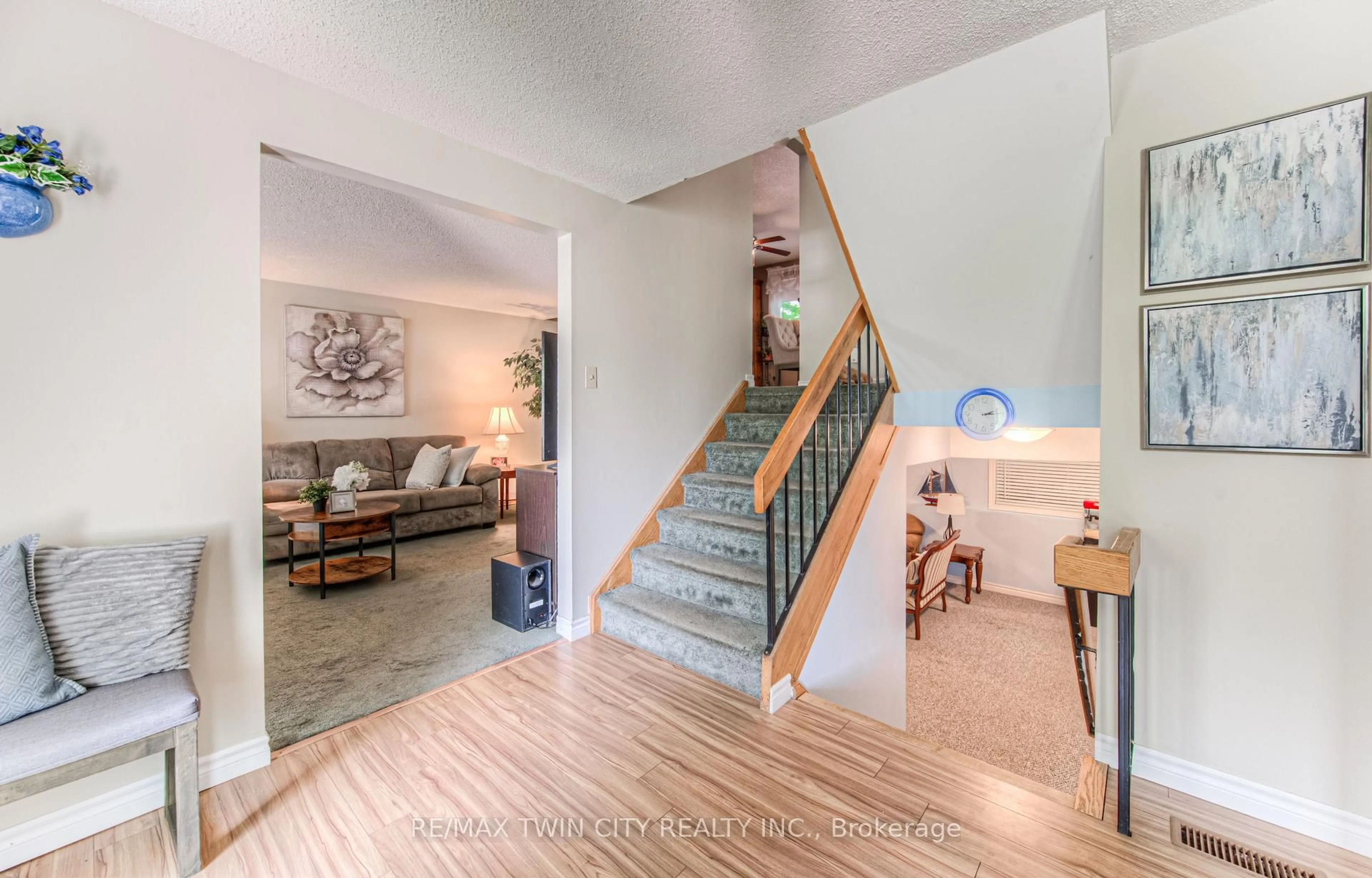 Indoor foyer for 82 Roseneath Cres, Kitchener Ontario N2E 1V9