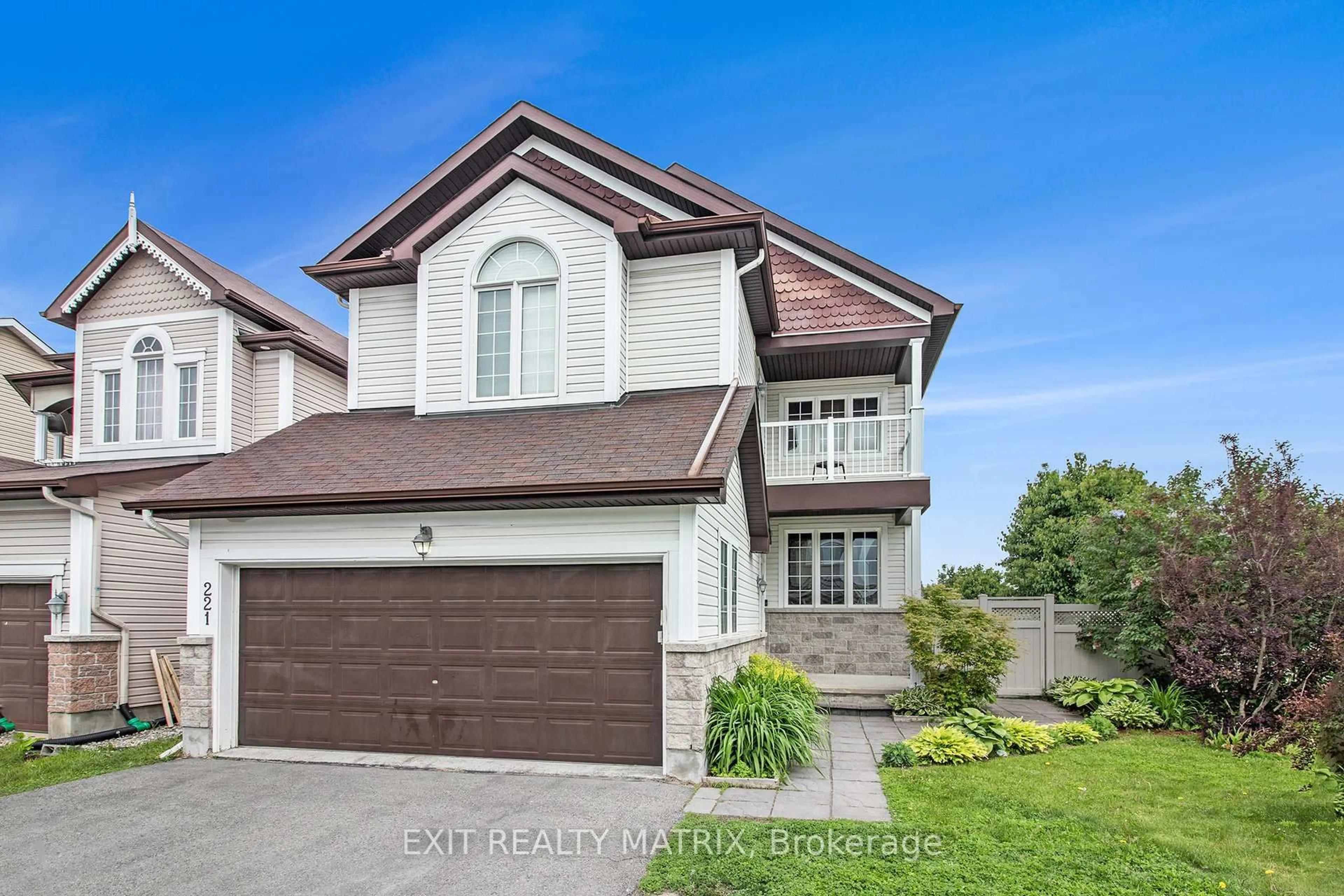 Home with vinyl exterior material, street for 221 Hillpark High St, Ottawa Ontario K1W 0B5