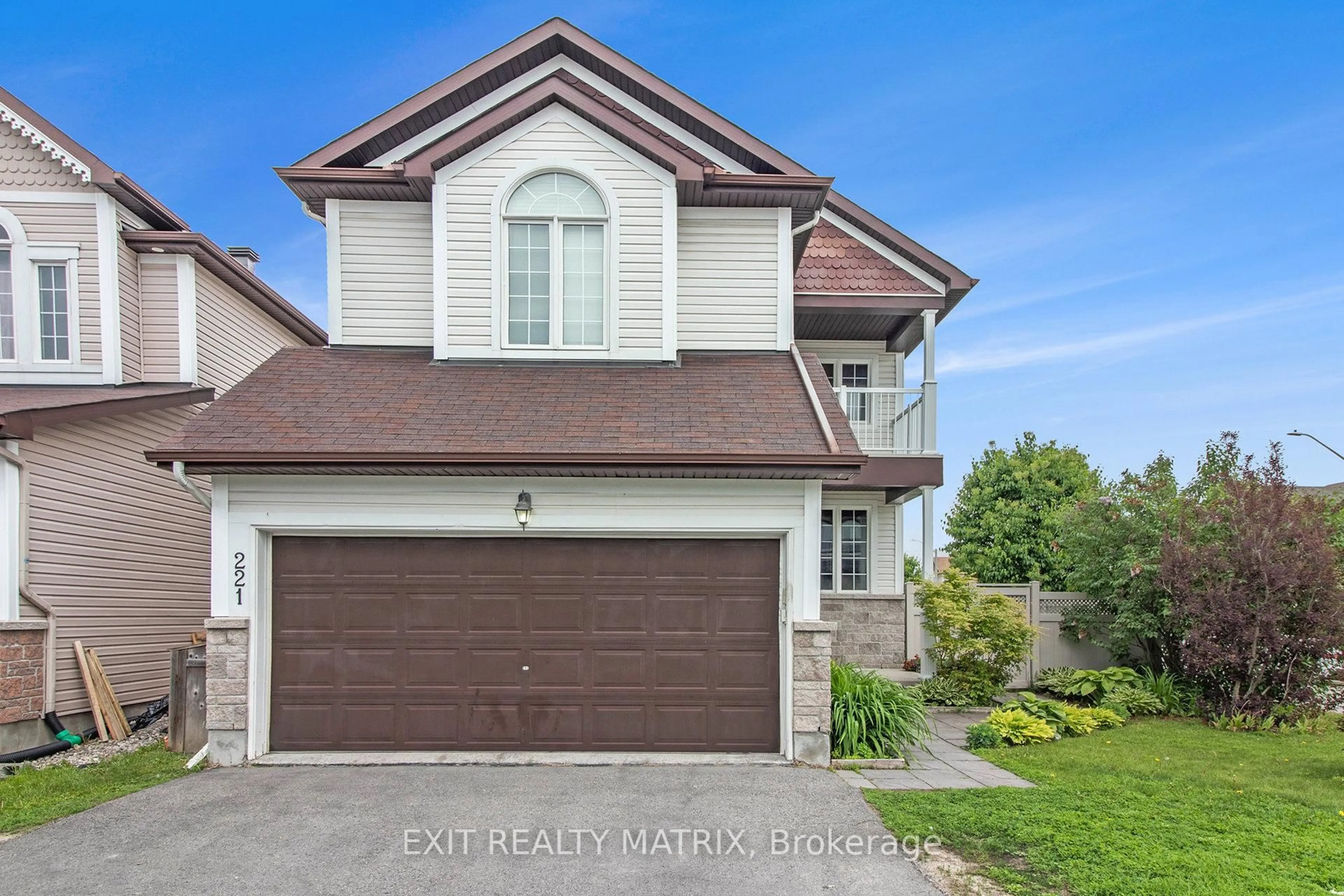 Home with vinyl exterior material, street for 221 Hillpark High St, Ottawa Ontario K1W 0B5
