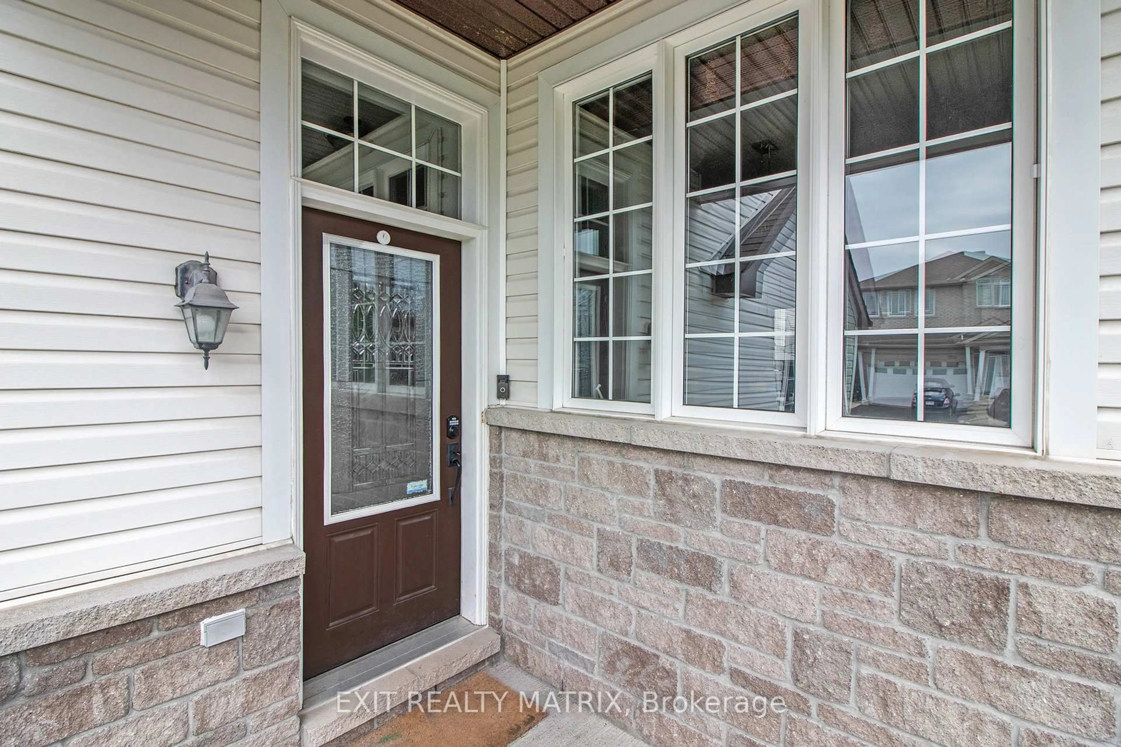 Indoor entryway for 221 Hillpark High St, Ottawa Ontario K1W 0B5