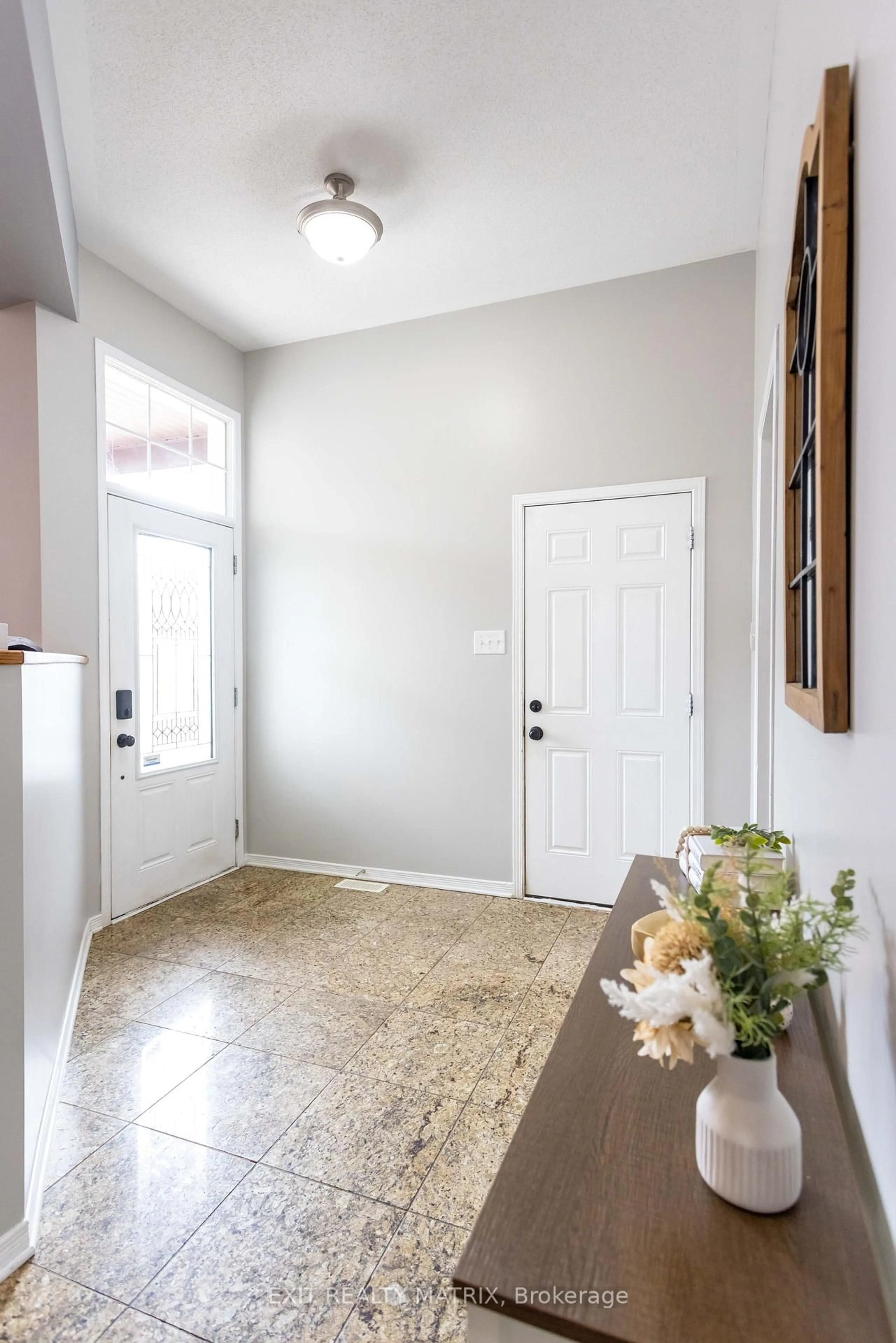 Indoor entryway for 221 Hillpark High St, Ottawa Ontario K1W 0B5