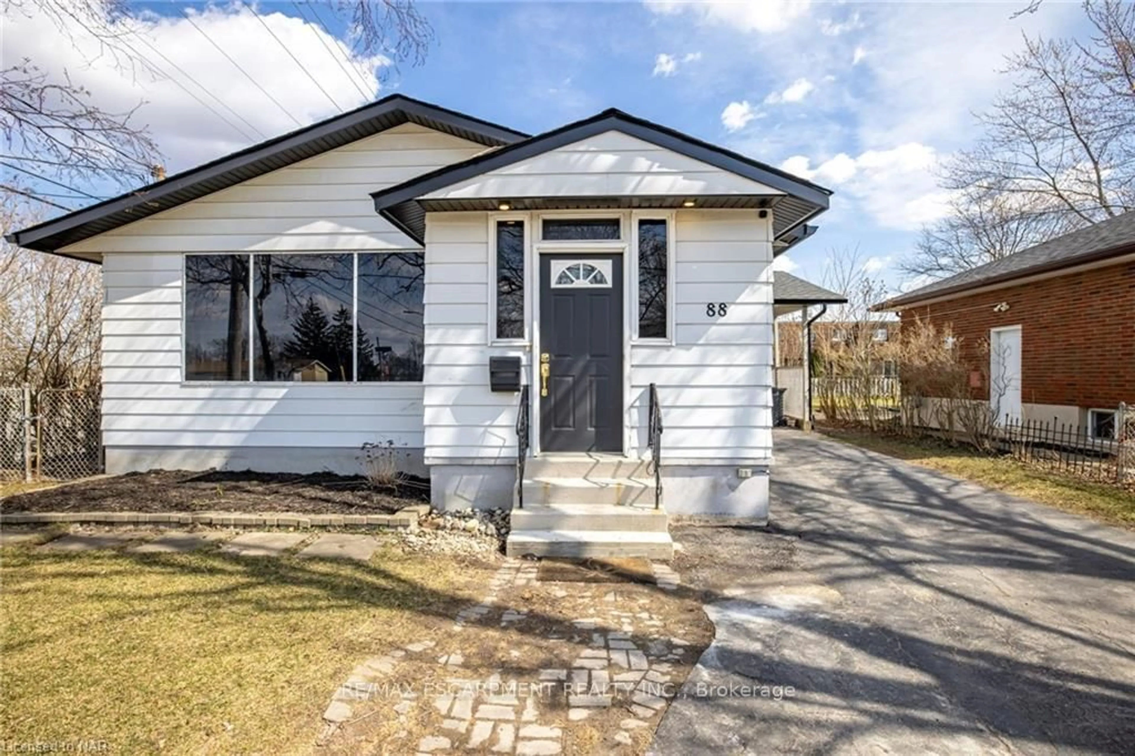 Home with vinyl exterior material, street for 88 Gram Ave, Welland Ontario L3C 1B6