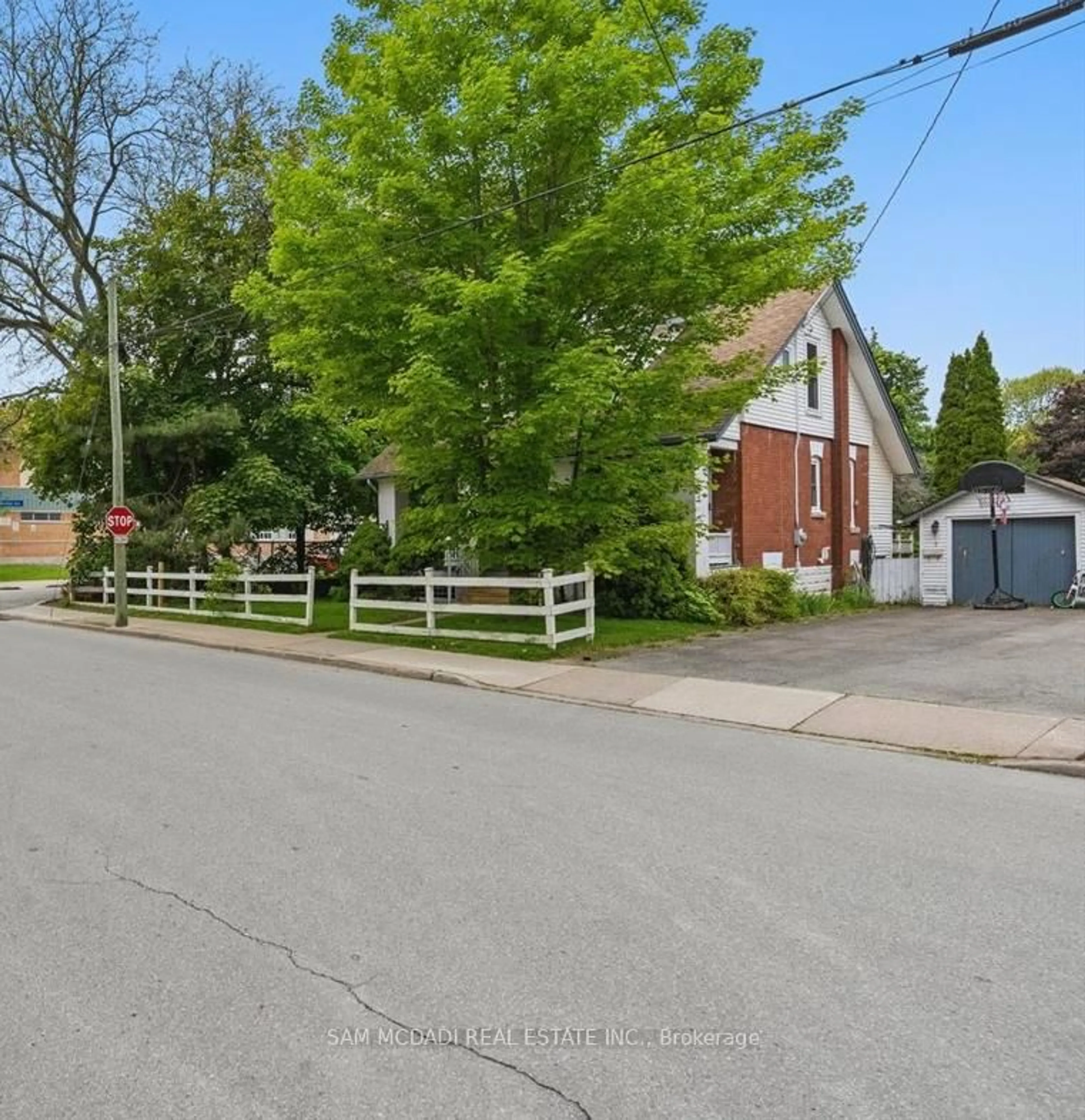 A pic from outside/outdoor area/front of a property/back of a property/a pic from drone, street for 14 Kidd Ave, Grimsby Ontario L3M 3S3