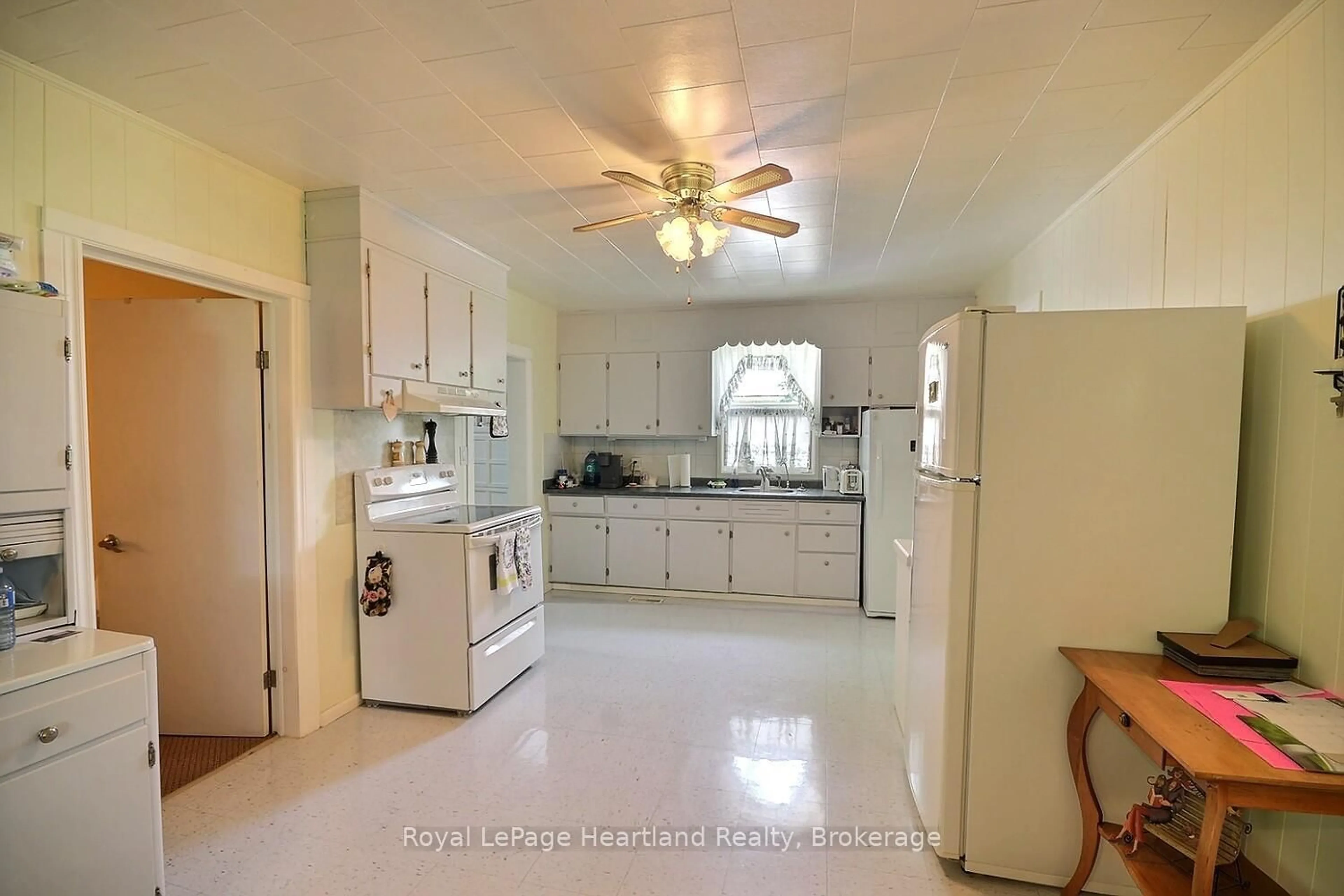 Standard kitchen, ceramic/tile floor for 378 Victoria St, Central Huron Ontario N0M 1L0