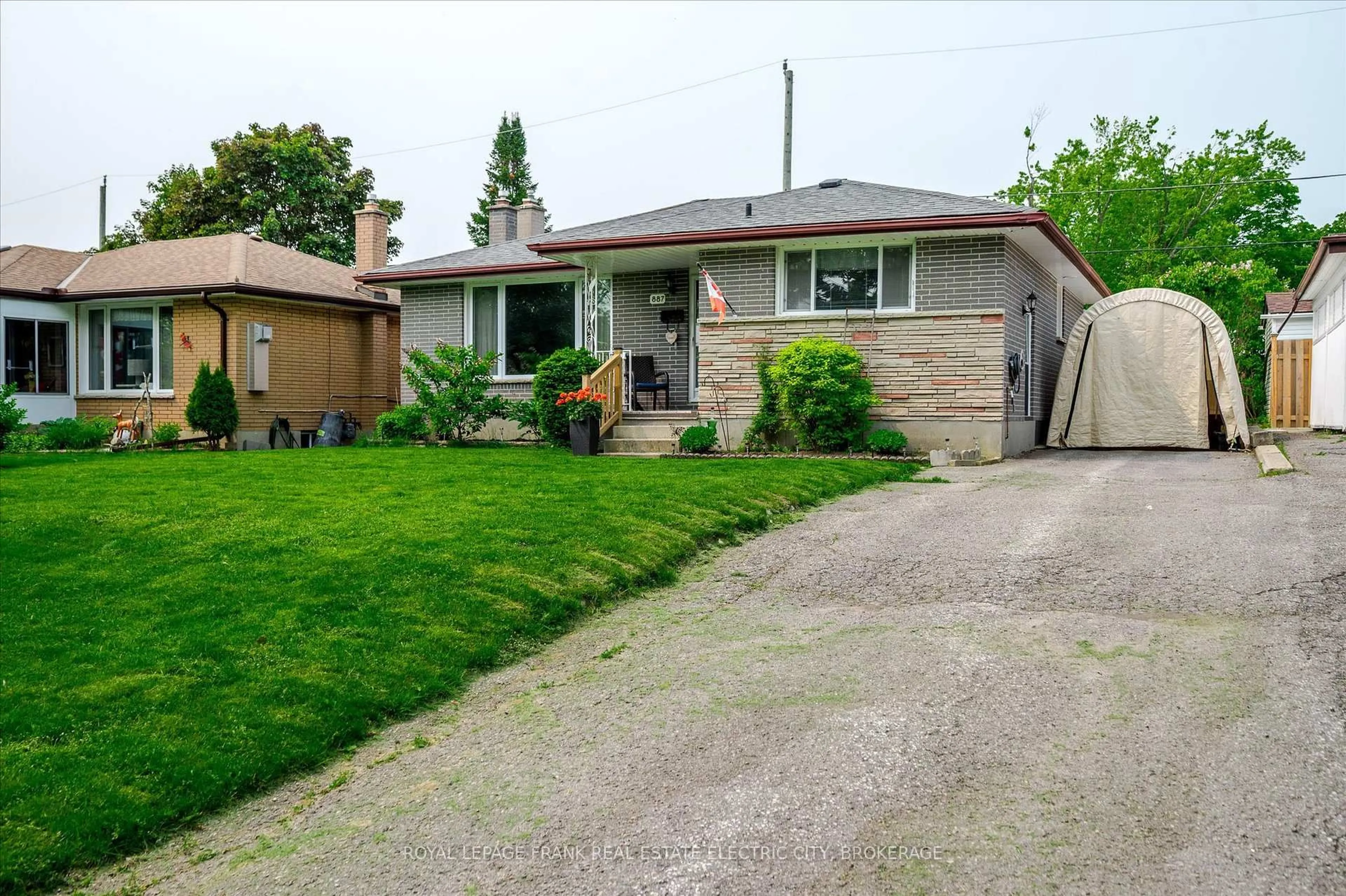 A pic from outside/outdoor area/front of a property/back of a property/a pic from drone, street for 887 Westdale Ave, Peterborough Ontario K9H 6C5