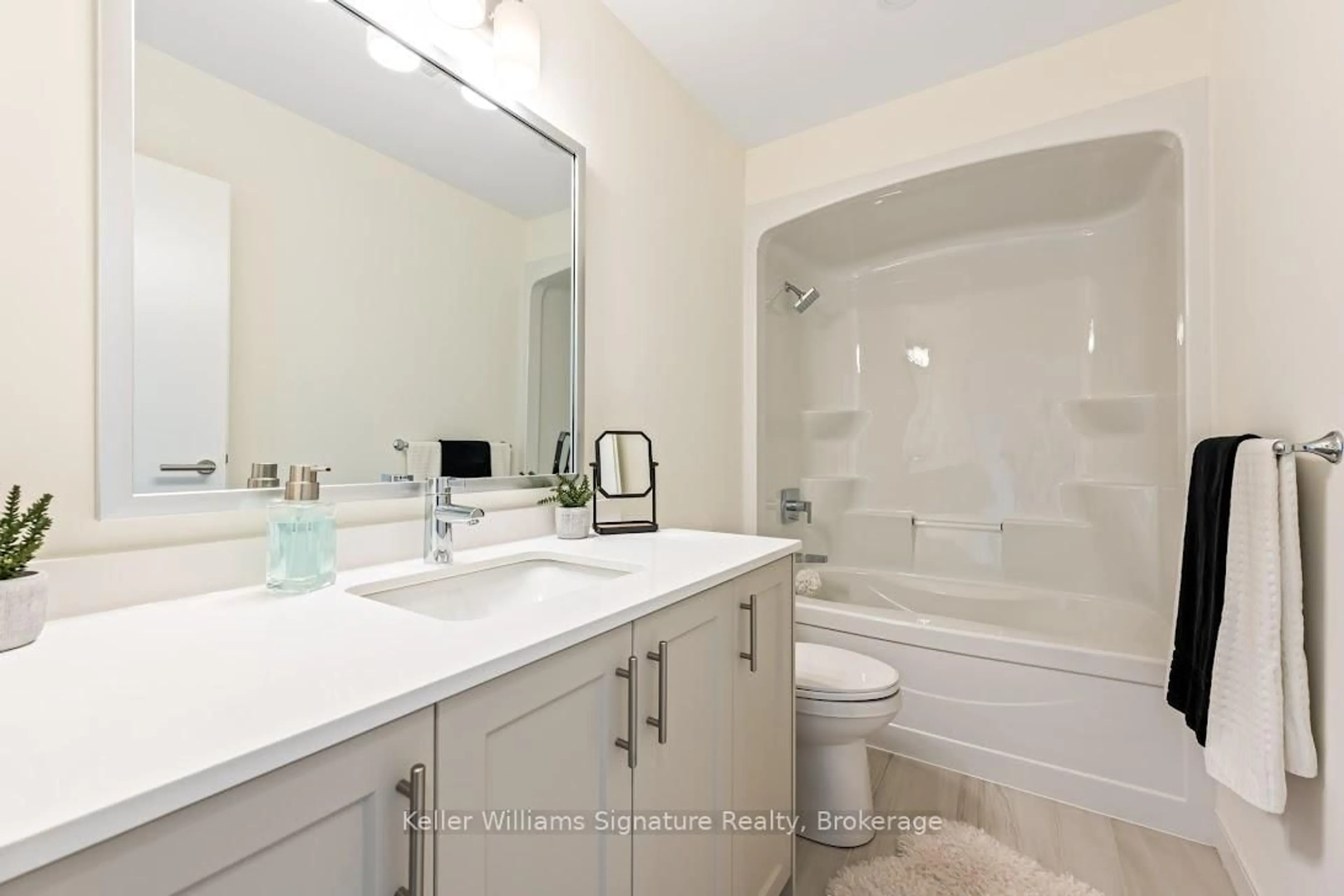 Standard bathroom, ceramic/tile floor for 123 Lincoln St #307, Welland Ontario L3C 0L8