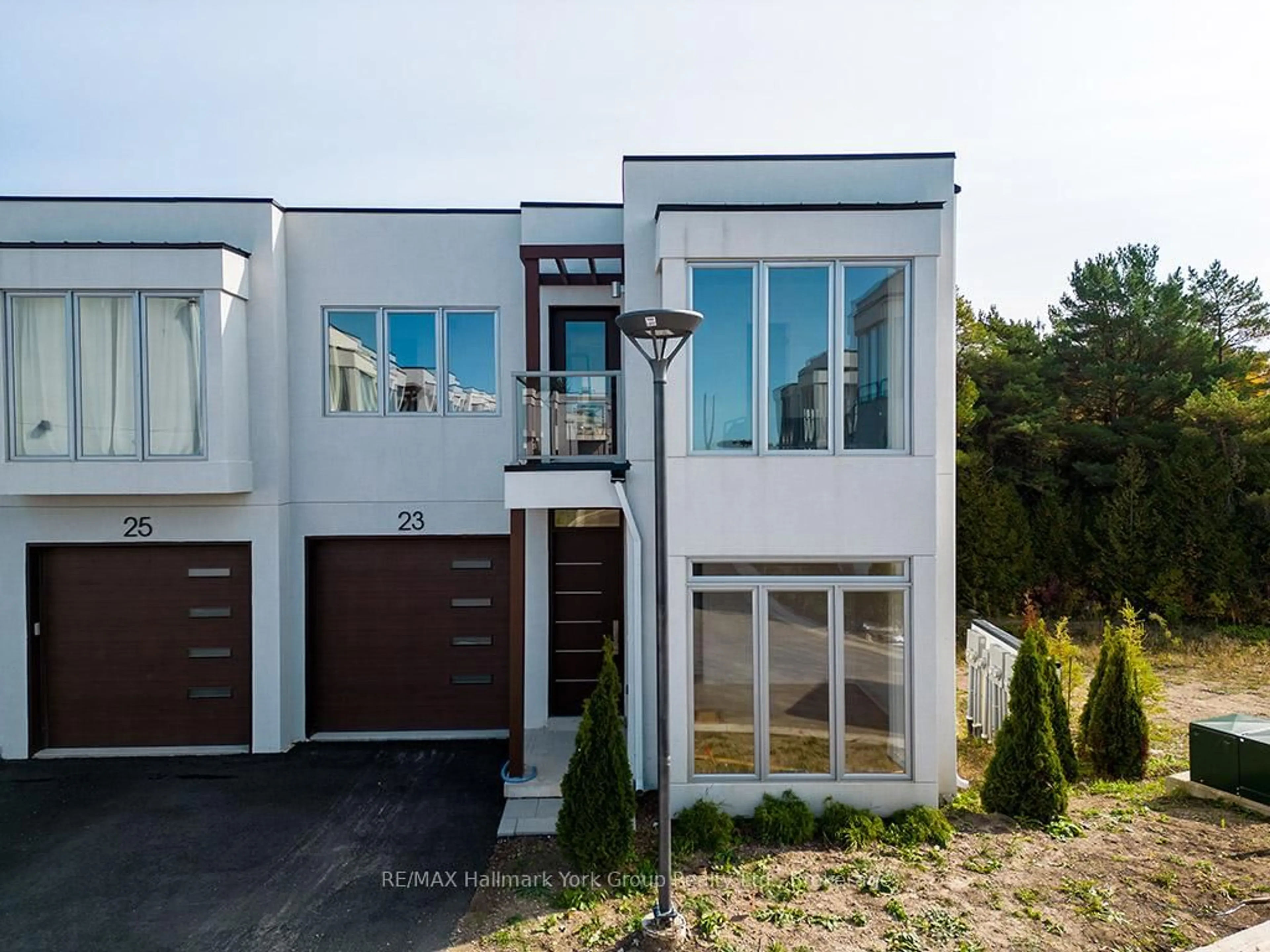 Home with vinyl exterior material, street for 23 Waterview Lane, Blue Mountains Ontario N0H 2P0
