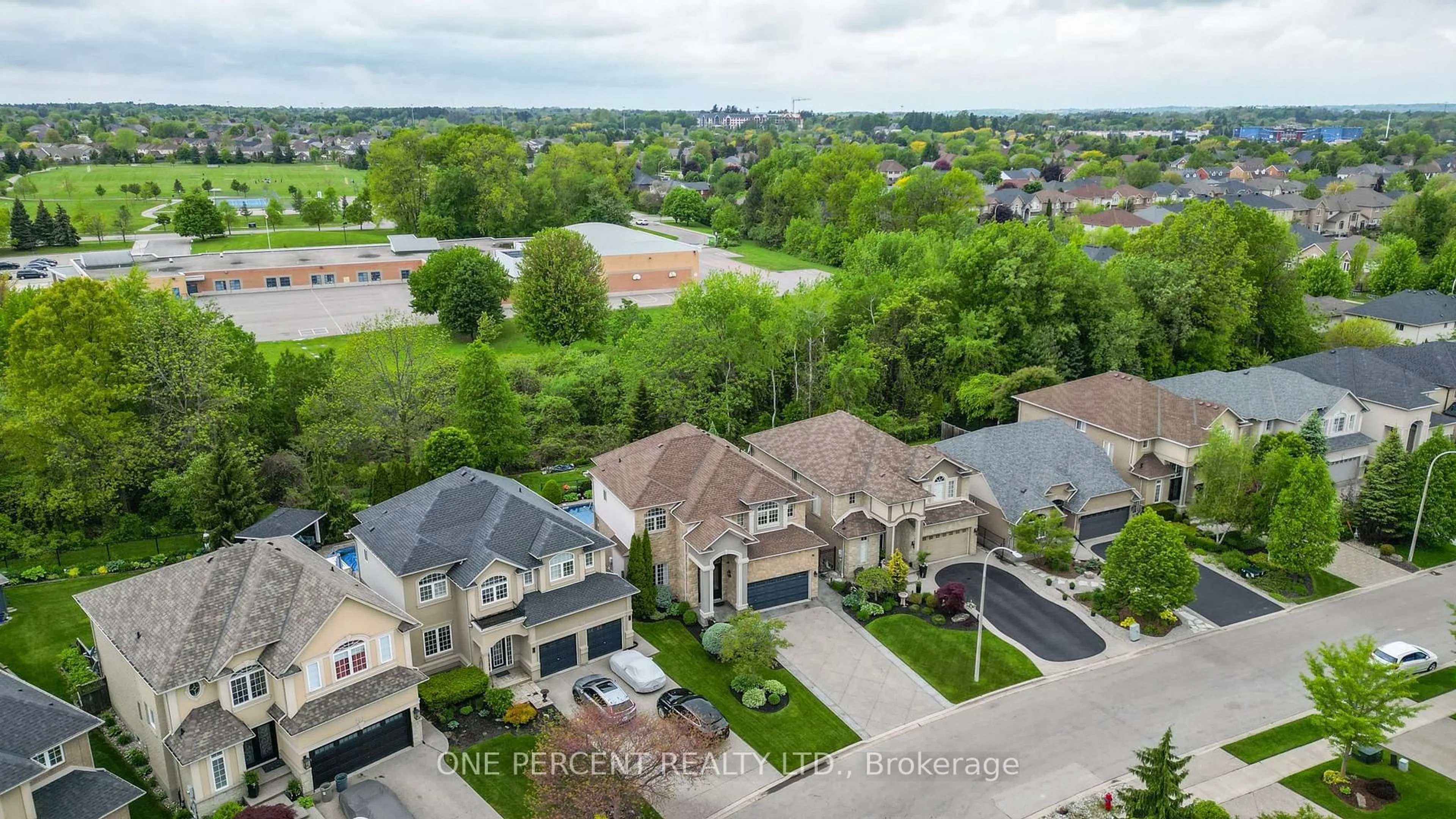 A pic from outside/outdoor area/front of a property/back of a property/a pic from drone, water/lake/river/ocean view for 194 Joshua Ave, Hamilton Ontario L9K 1R7