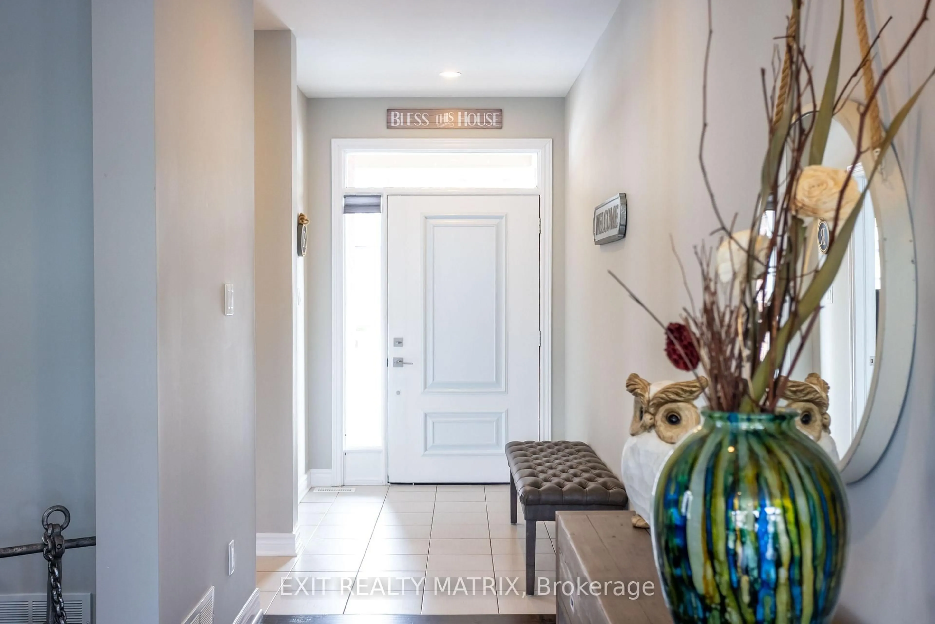 Indoor entryway for 99 Station Tr, Russell Ontario K4R 0A3