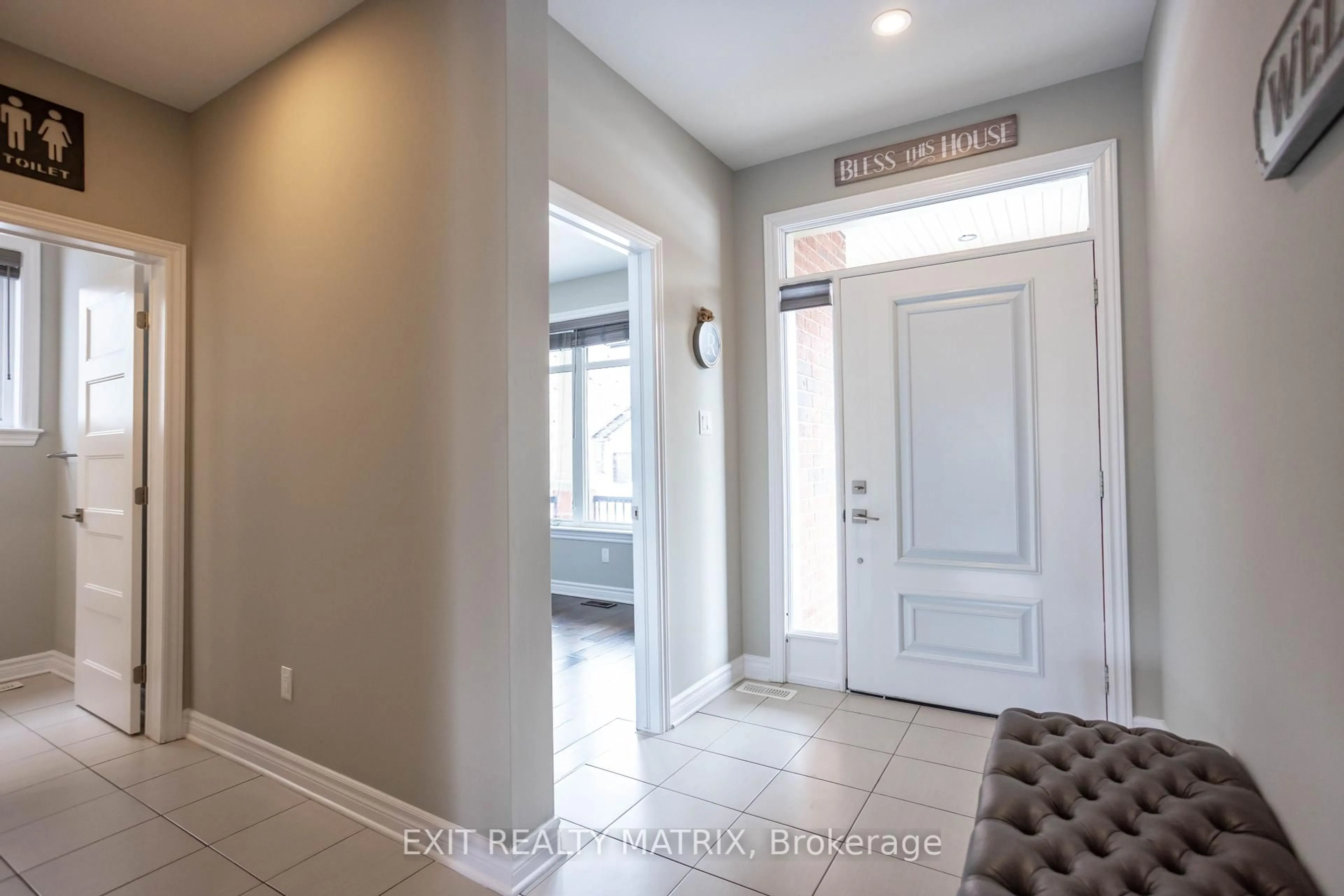 Indoor entryway for 99 Station Tr, Russell Ontario K4R 0A3