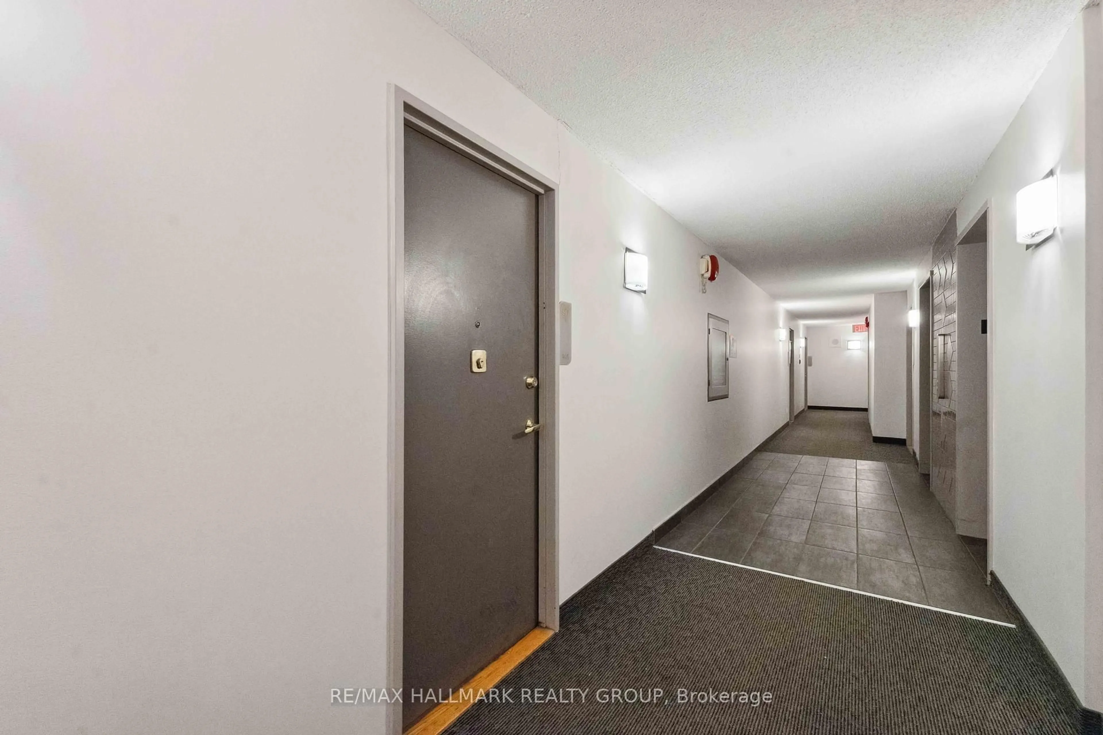 Indoor foyer for 158c Mcarthur Ave, Ottawa Ontario K1L 8E7
