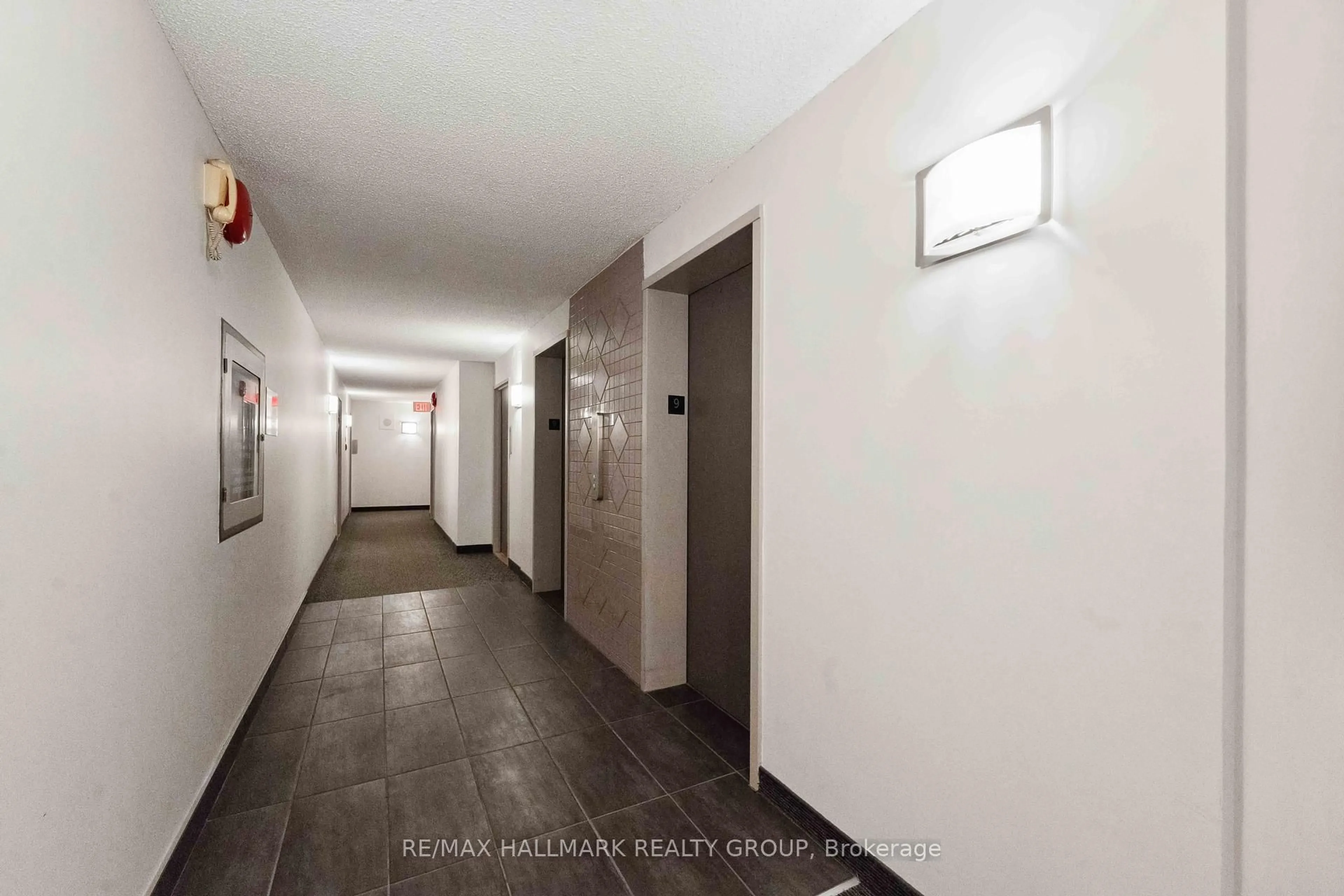 Indoor foyer for 158c Mcarthur Ave, Ottawa Ontario K1L 8E7