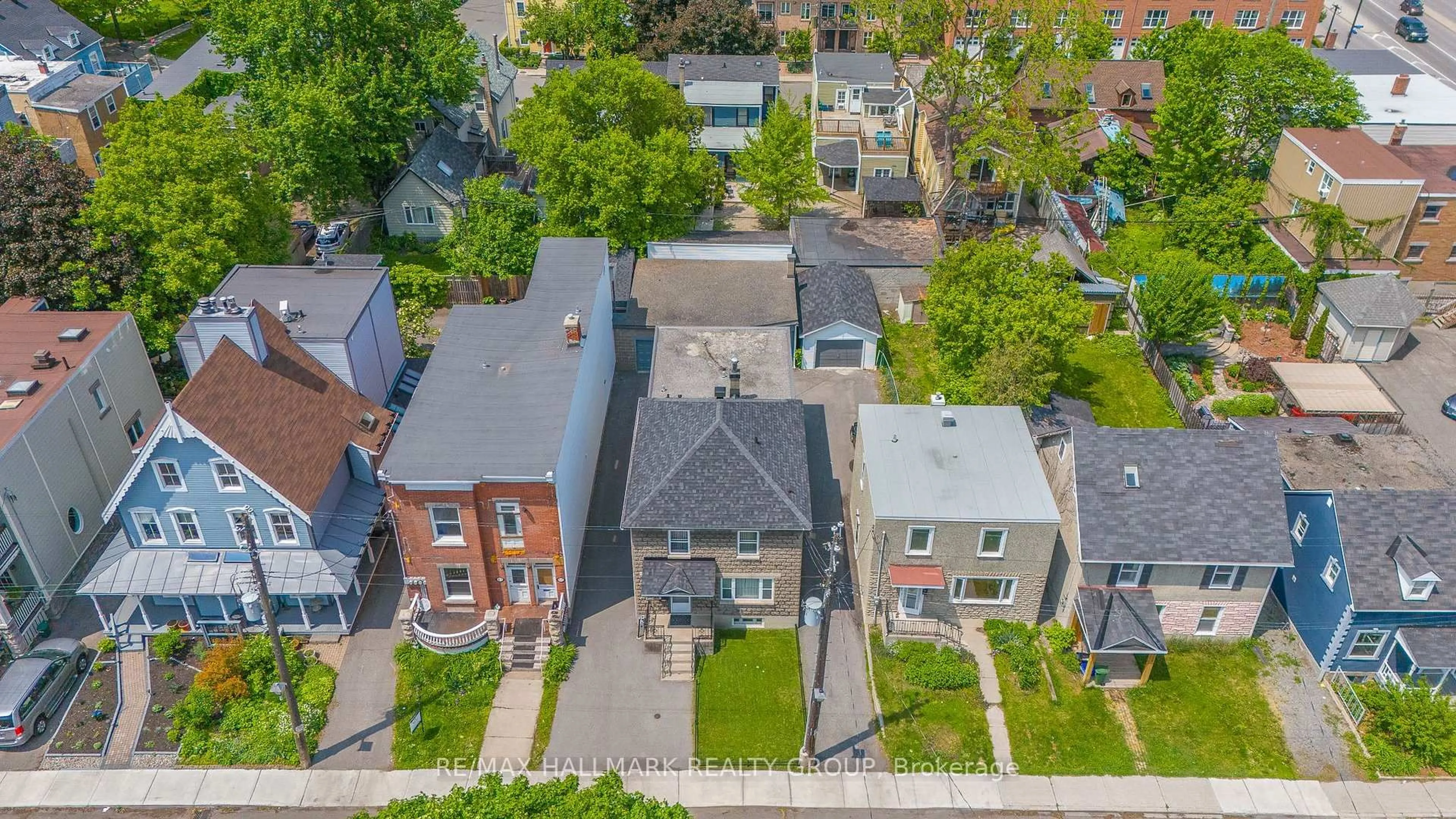 A pic from outside/outdoor area/front of a property/back of a property/a pic from drone, street for 219 Bruyère St, Ottawa Ontario K1N 5E4