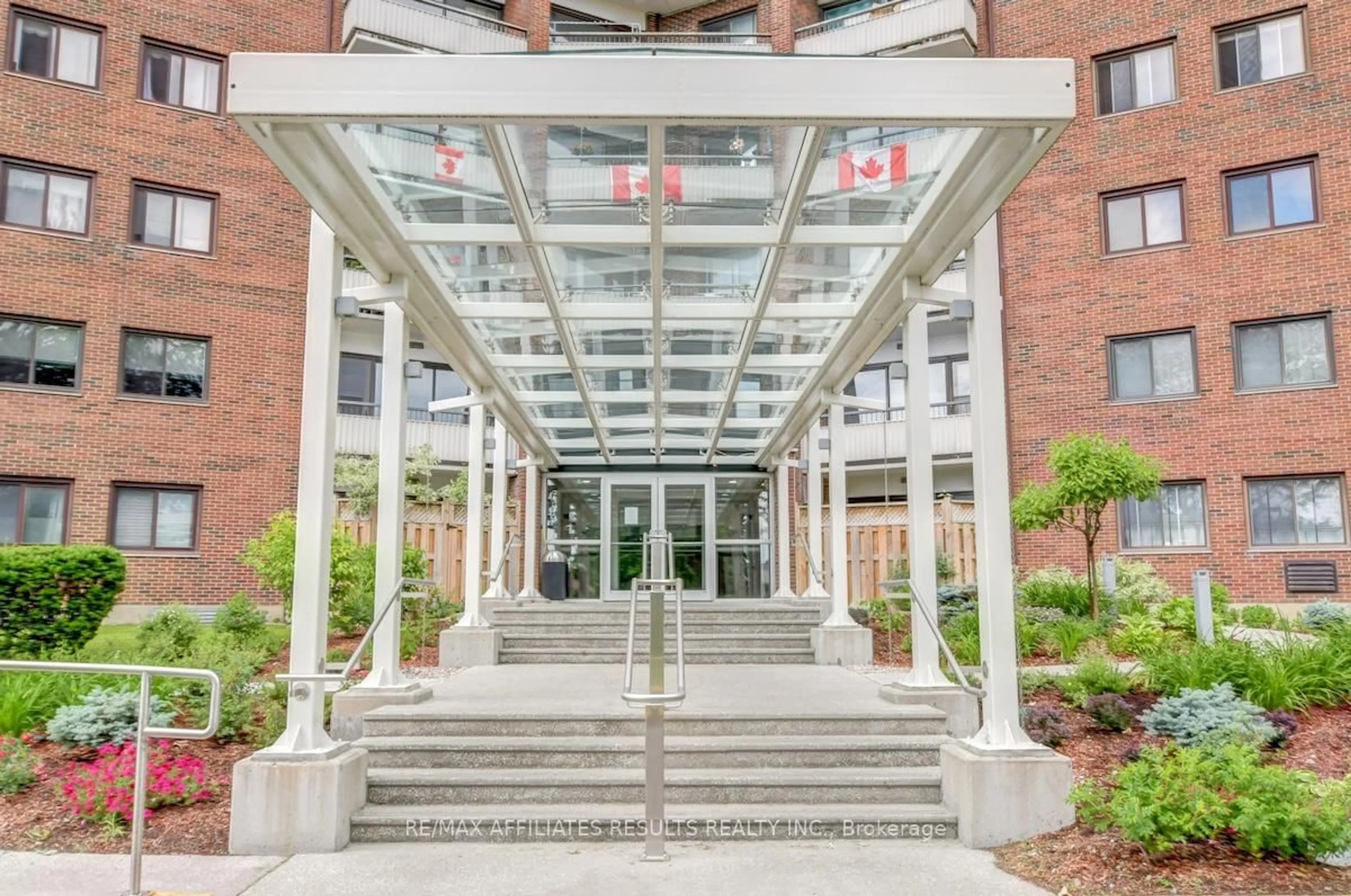 Indoor foyer for 20 Chesterton Dr #607, Ottawa Ontario K2E 6Z7