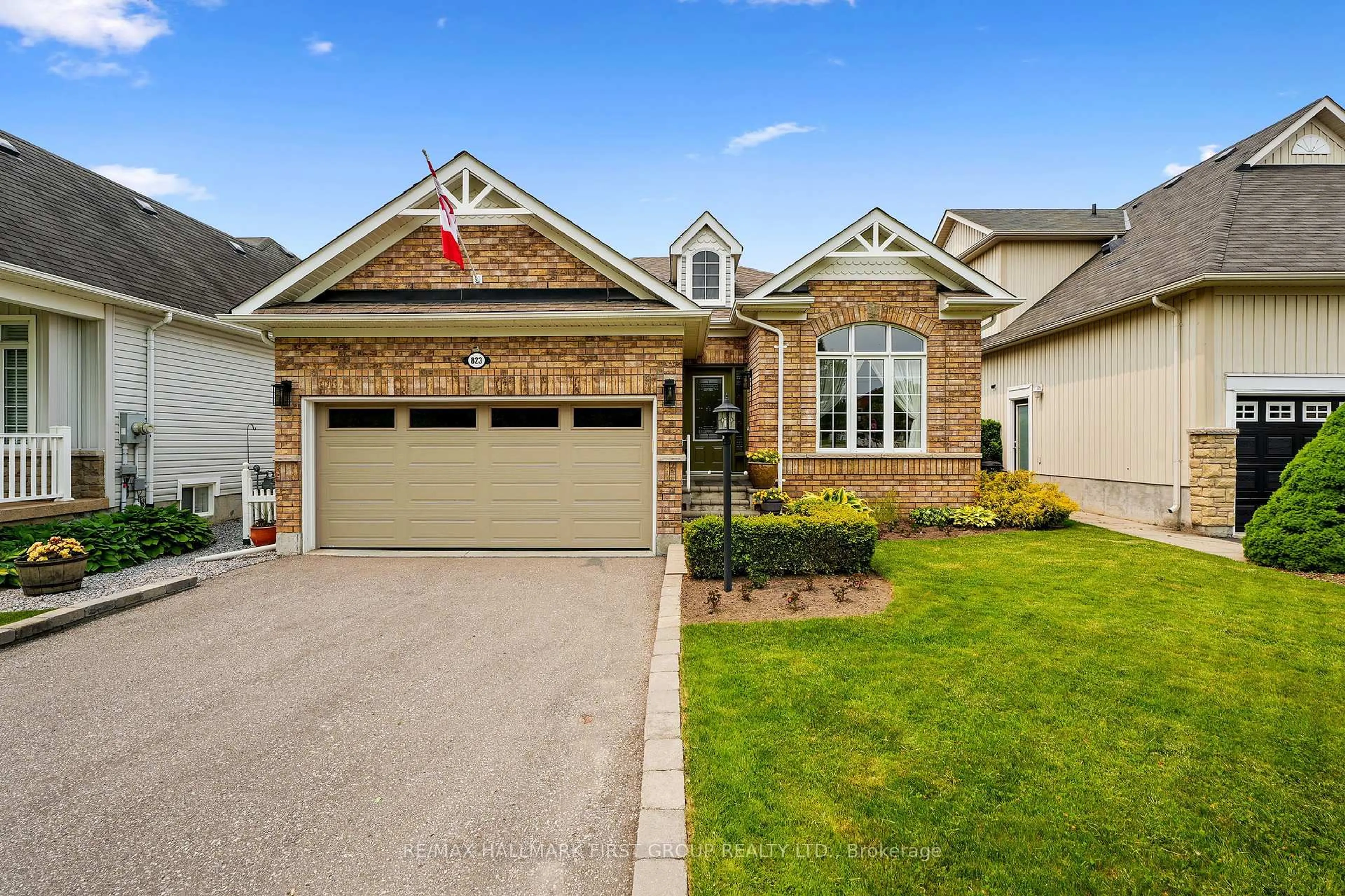 Home with vinyl exterior material, street for 823 London St, Cobourg Ontario K9A 5X9
