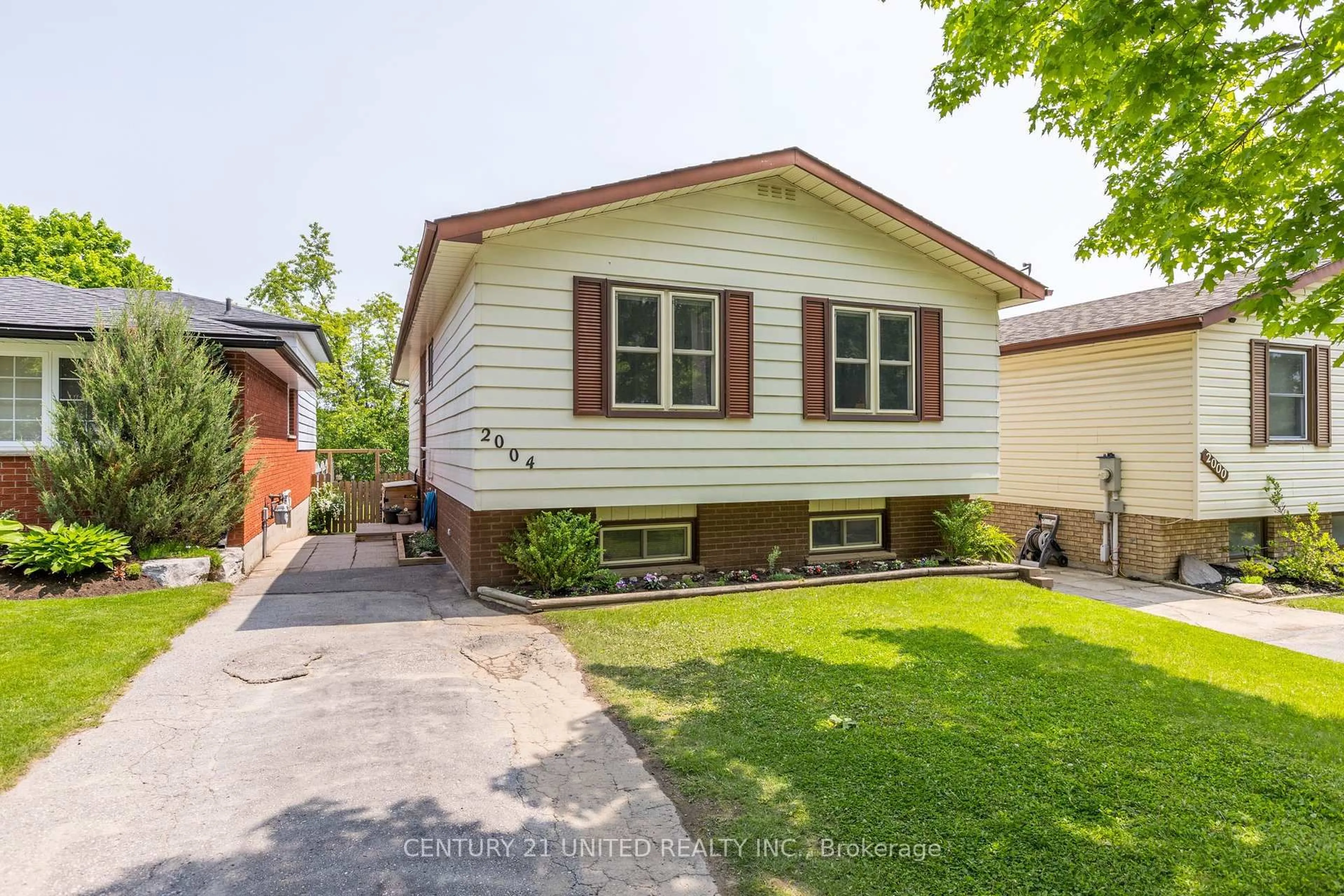 Home with vinyl exterior material, street for 2004 Foxfarm Rd, Peterborough West Ontario K9K 1P8