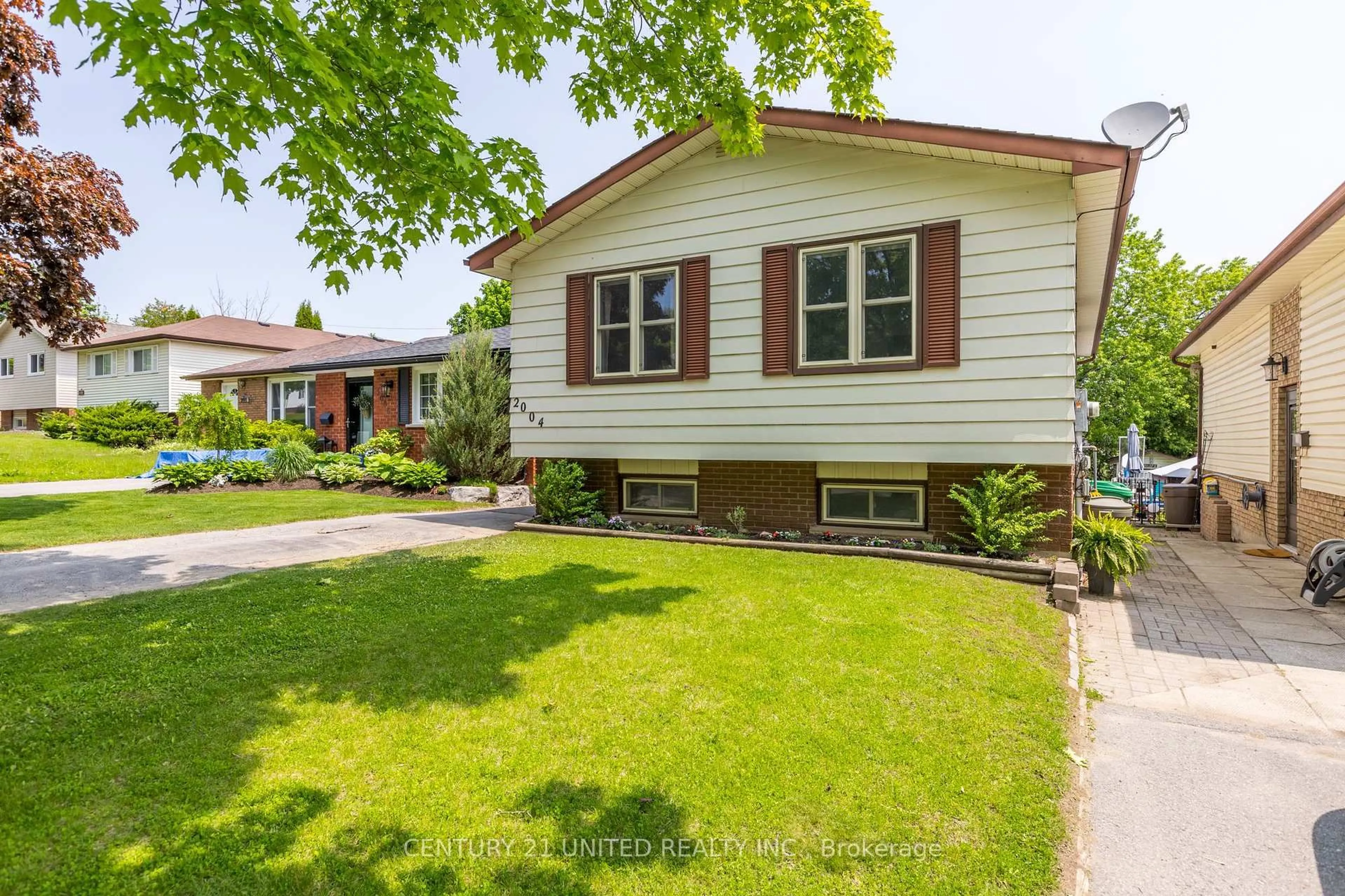 Home with vinyl exterior material, street for 2004 Foxfarm Rd, Peterborough West Ontario K9K 1P8