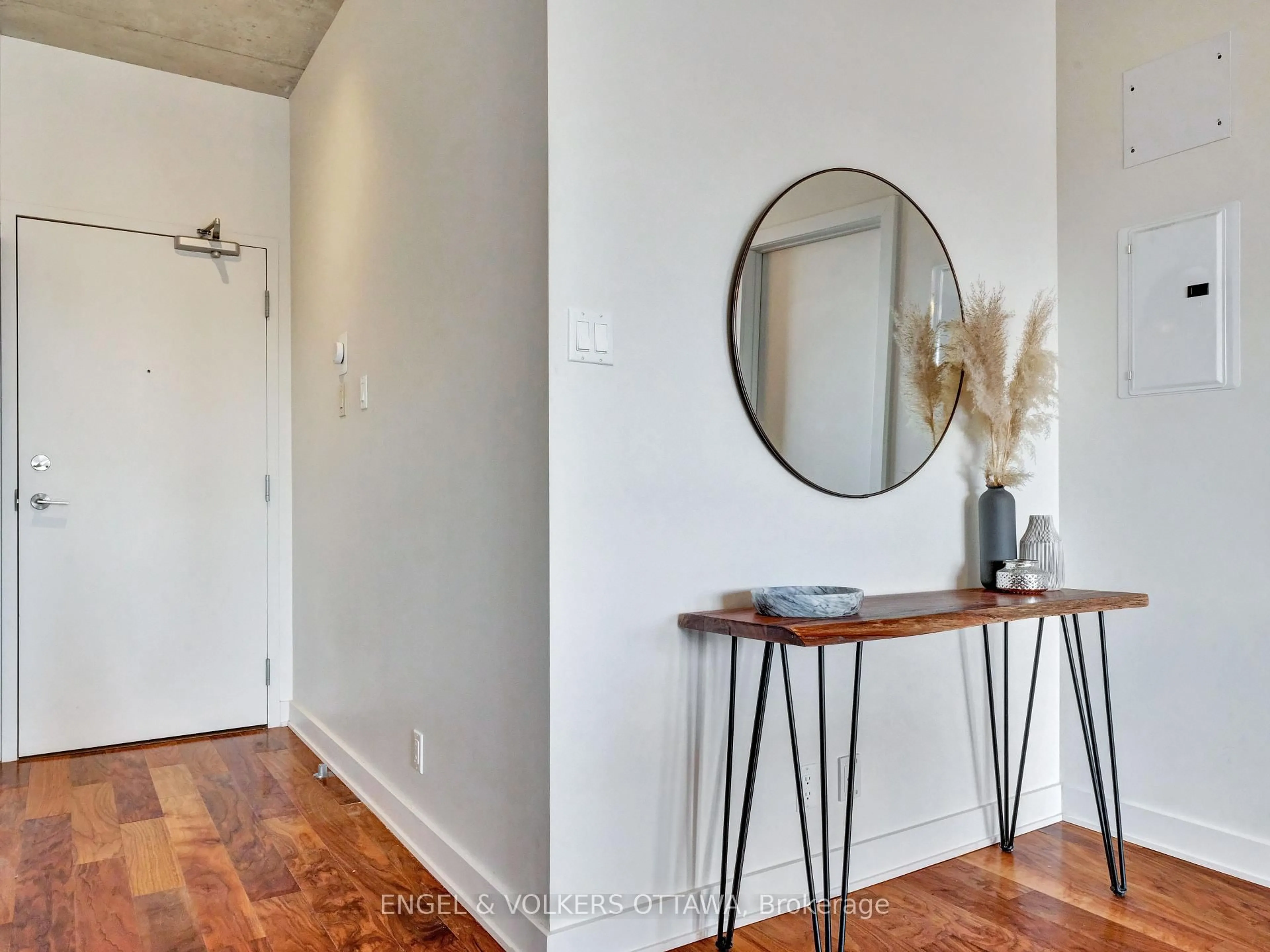 Indoor entryway for 360 McLeod St #516, Ottawa Ontario K2P 1A9