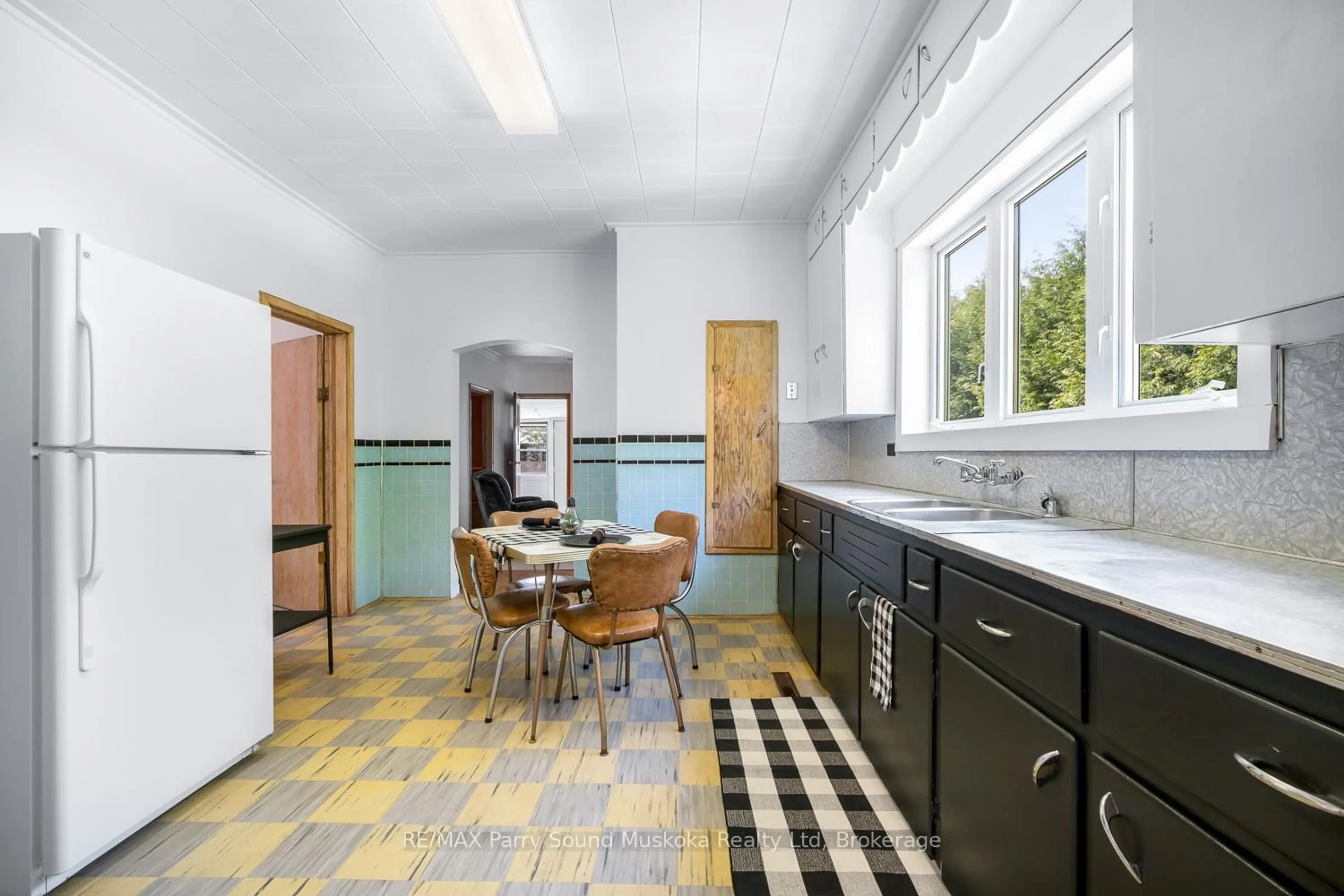 Standard kitchen, ceramic/tile floor for 26 Joseph St, Georgian Bay Ontario P0C 1H0