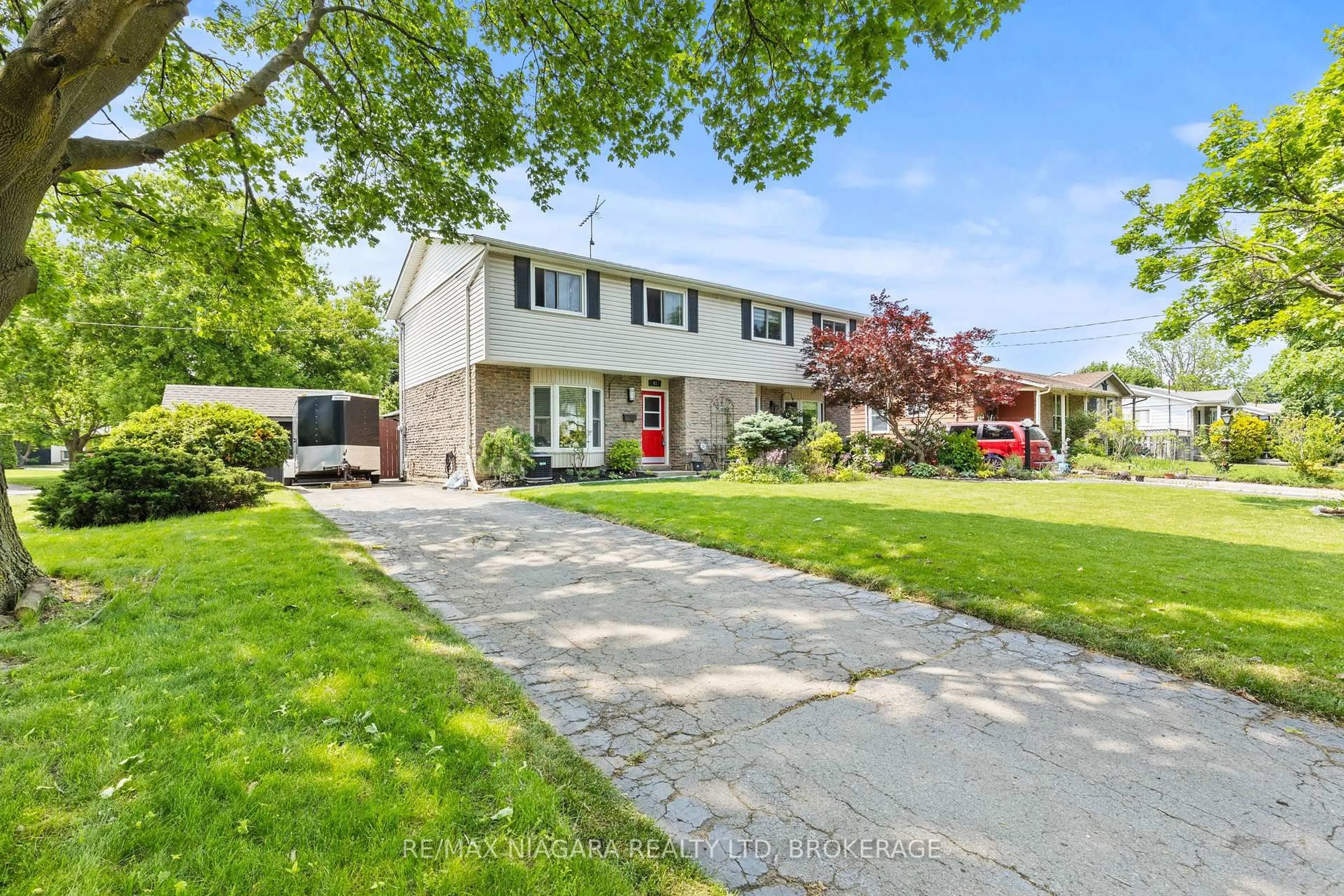 Home with vinyl exterior material, street for 41 Allan Dr, St. Catharines Ontario L2N 1G1