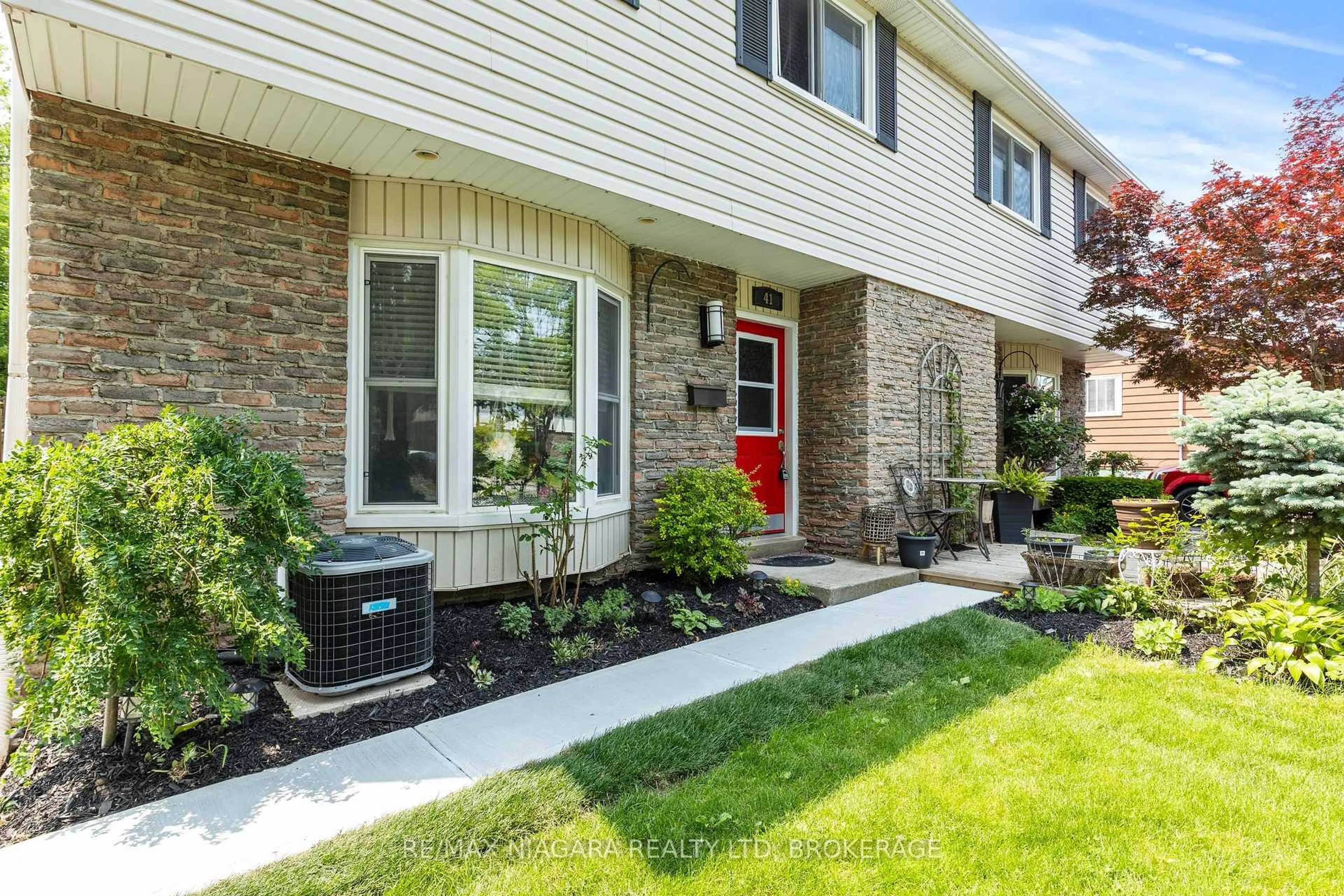 Home with brick exterior material, street for 41 Allan Dr, St. Catharines Ontario L2N 1G1