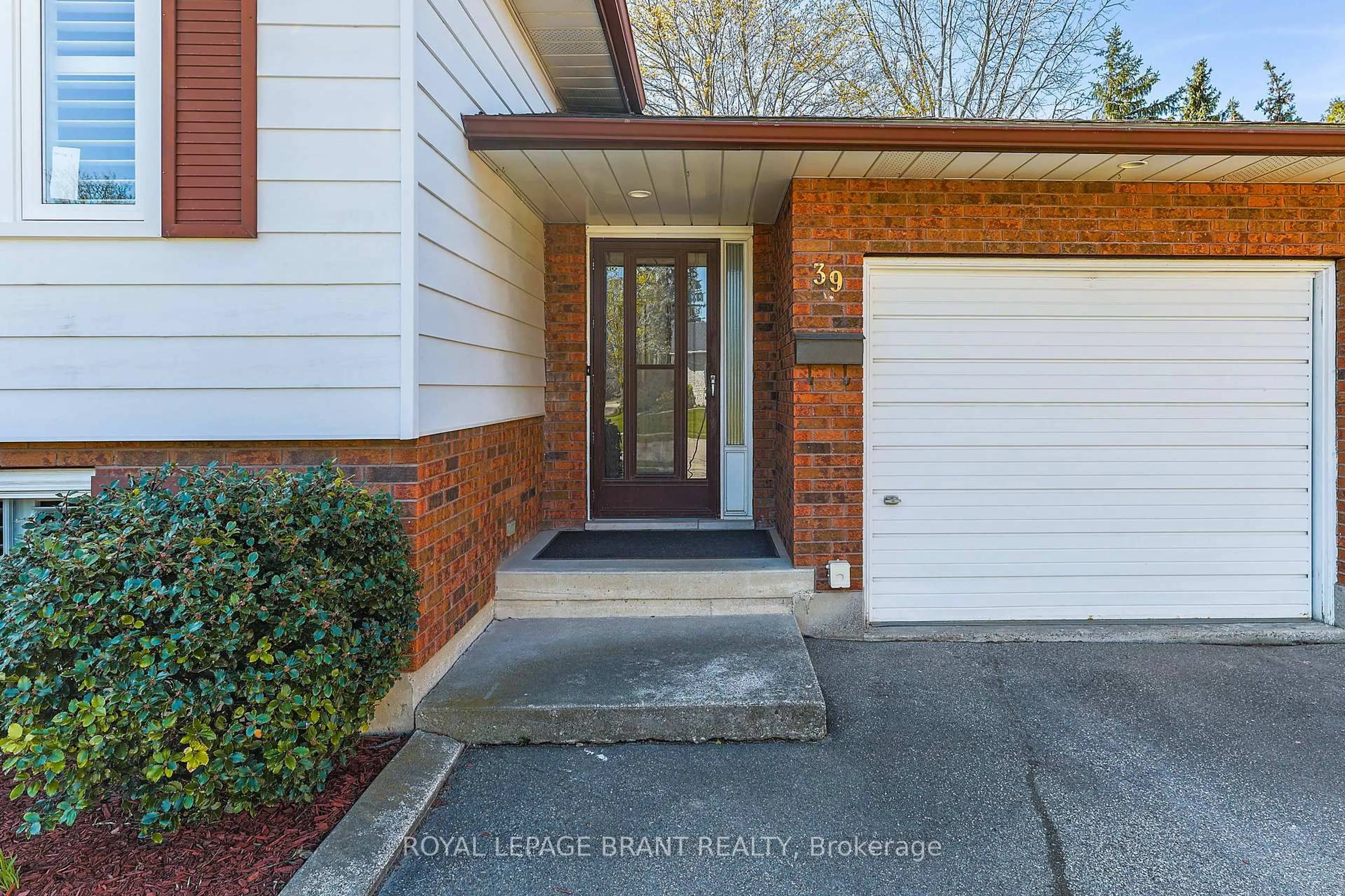 Indoor entryway for 39 Wildflower Lane, Brantford Ontario N3R 6B3