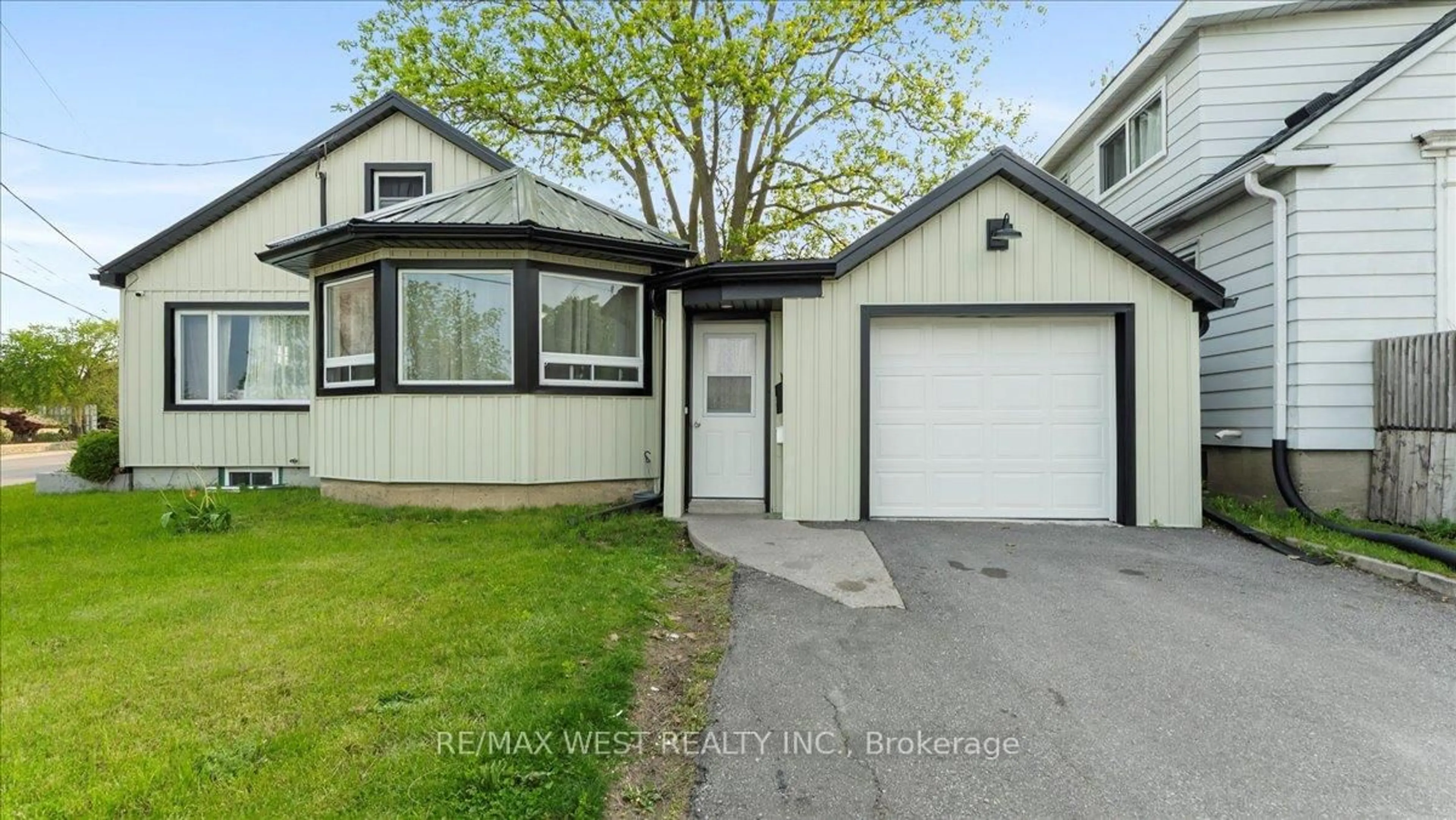 Home with vinyl exterior material, street for 134 Dundas St, Belleville Ontario K8P 1A5
