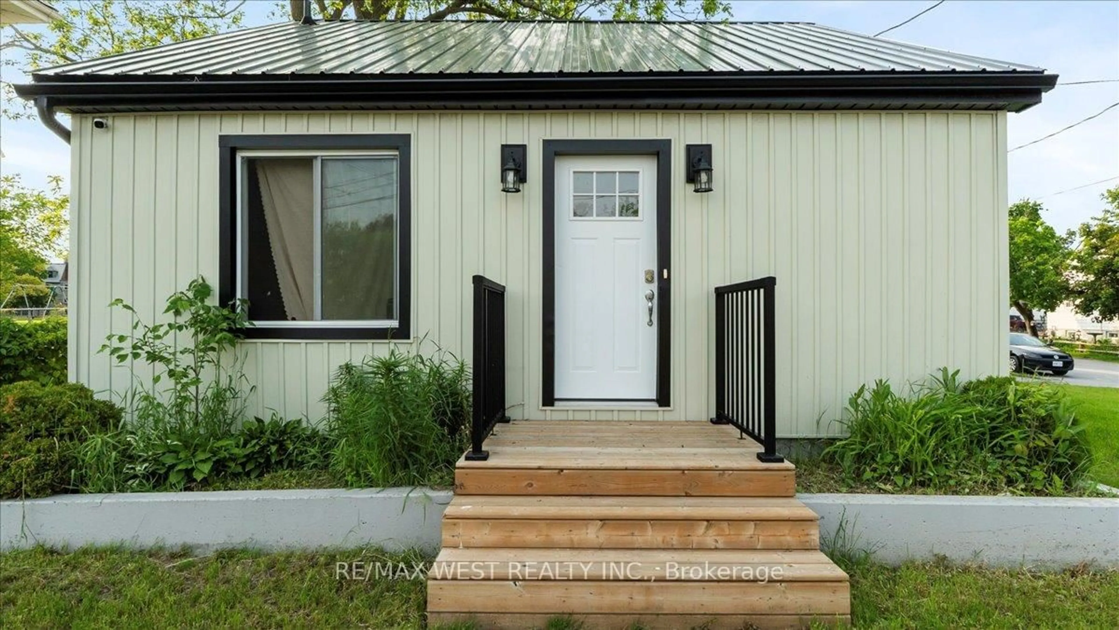 Home with vinyl exterior material, street for 134 Dundas St, Belleville Ontario K8P 1A5