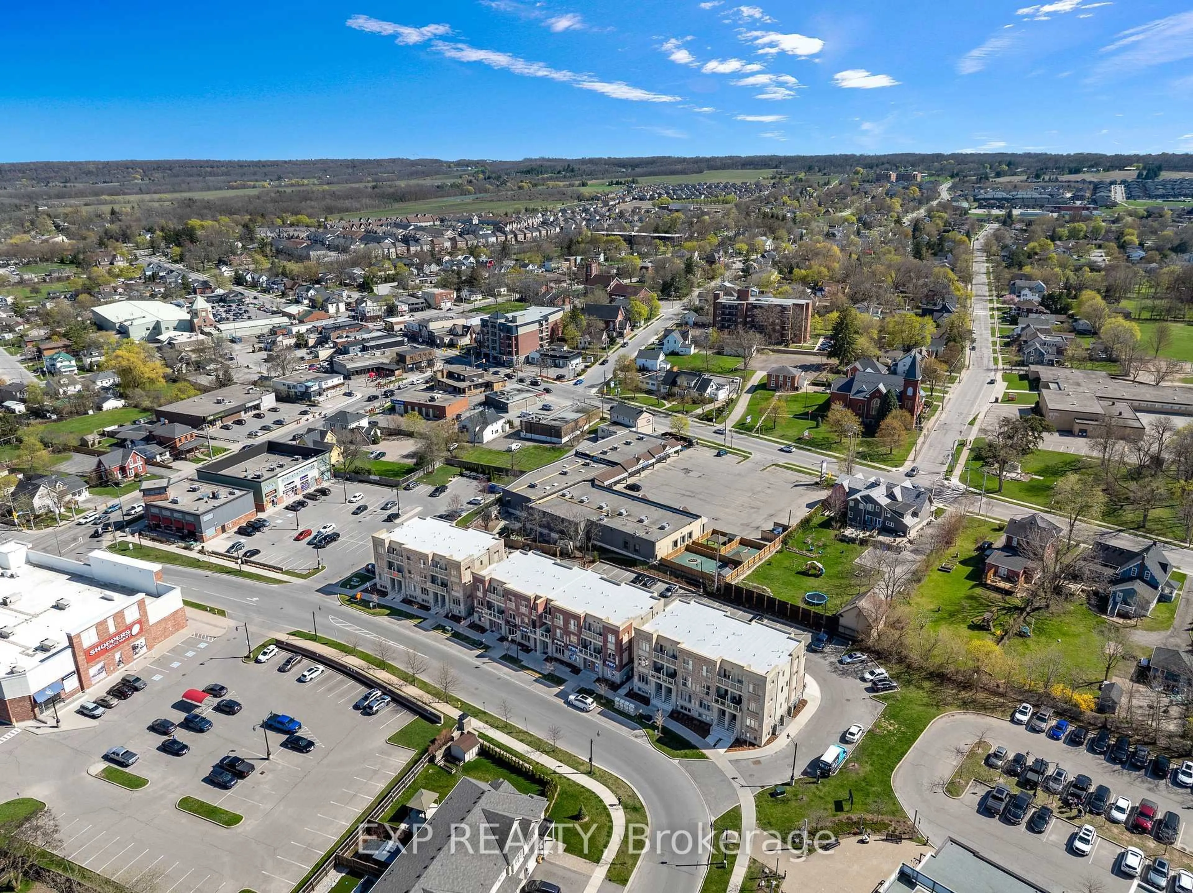 A pic from outside/outdoor area/front of a property/back of a property/a pic from drone, street for 5016 Serena Dr #9, Lincoln Ontario L0R 1B4