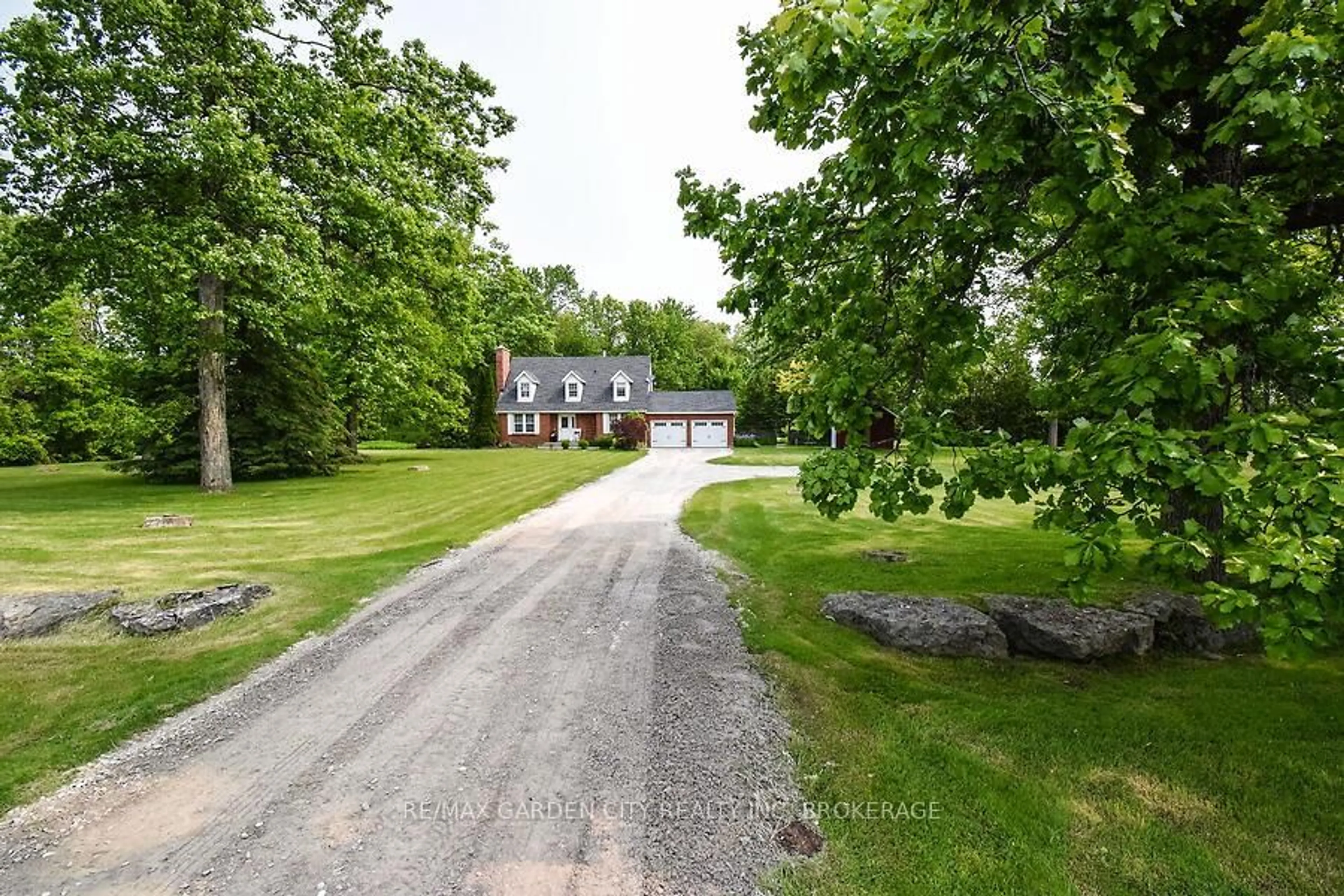 A pic from outside/outdoor area/front of a property/back of a property/a pic from drone, street for 631 Mud St, Grimsby Ontario L3M 0K3