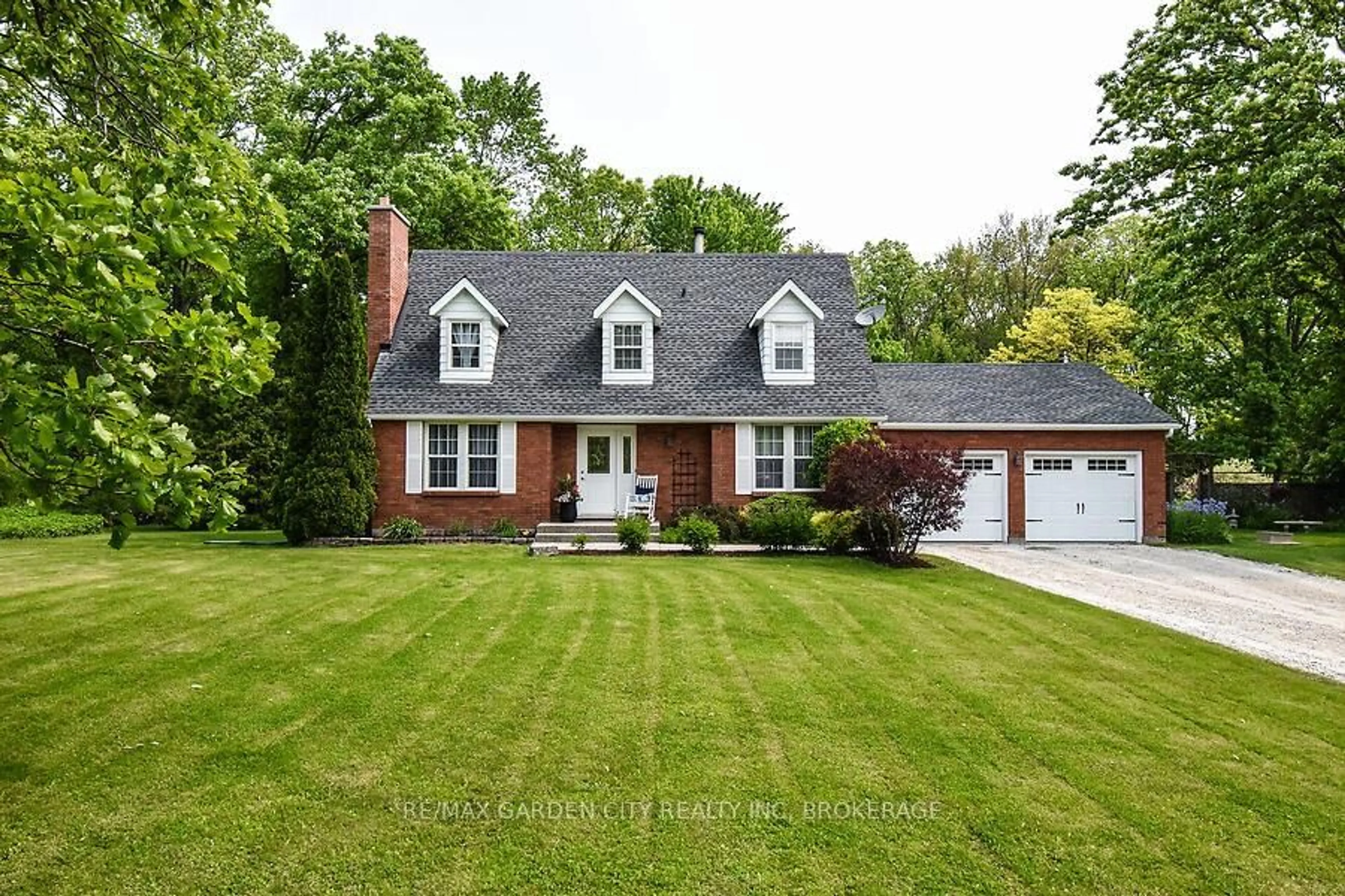 Home with brick exterior material, street for 631 Mud St, Grimsby Ontario L3M 0K3