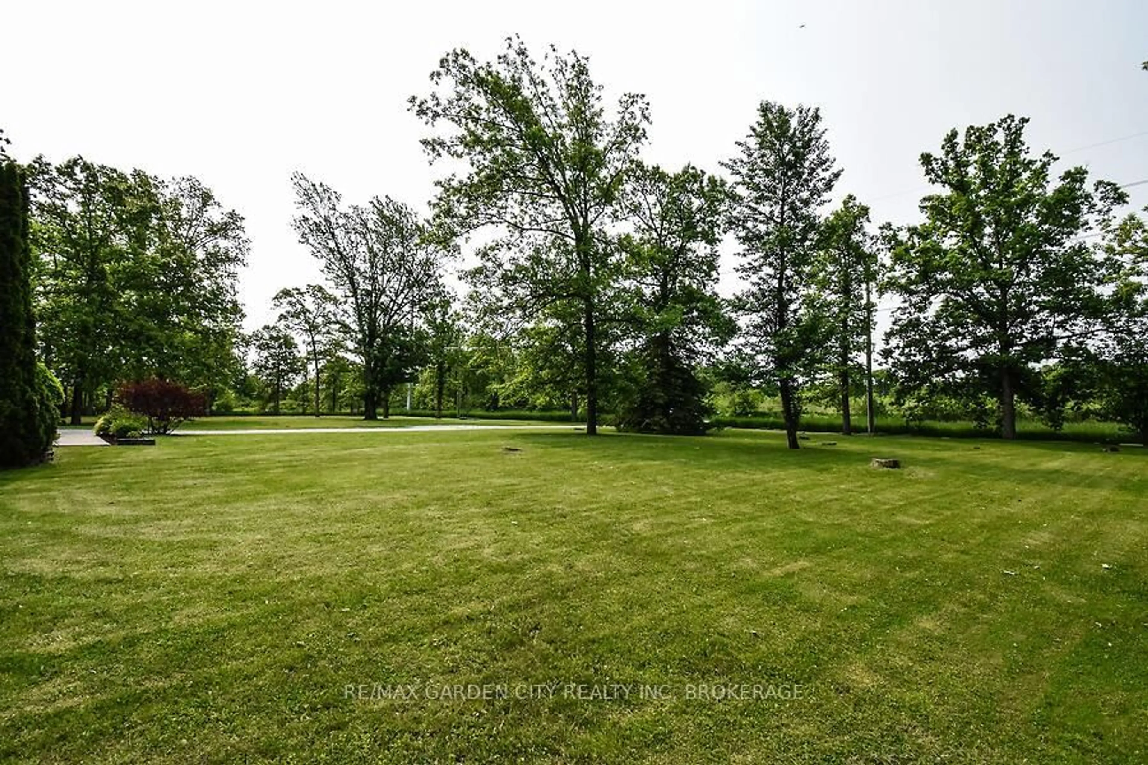 A pic from outside/outdoor area/front of a property/back of a property/a pic from drone, forest/trees view for 631 Mud St, Grimsby Ontario L3M 0K3